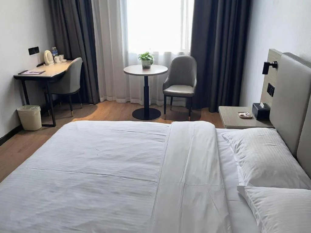 Bed in GreenTree Inn Hefei East Wangjiang Road CTCE Express Hotel