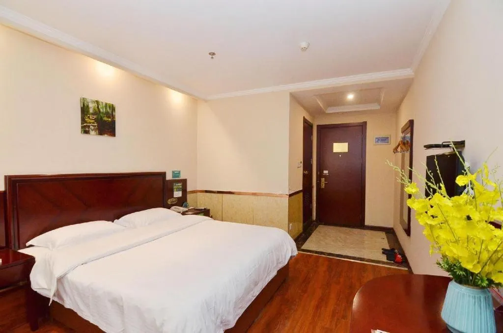 Bed in GreenTree Inn Hefei East Wangjiang Road CTCE Express Hotel