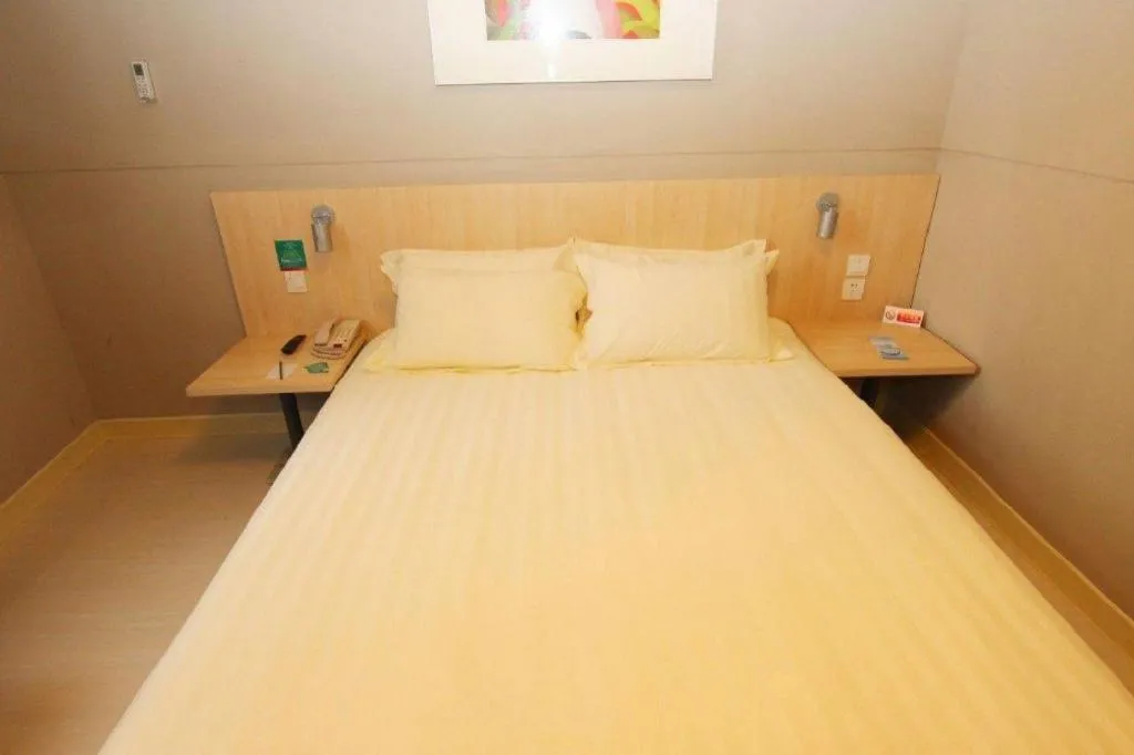 Bed in Jinjiang Inn Wuhan Linjiaohu Wanda Branch