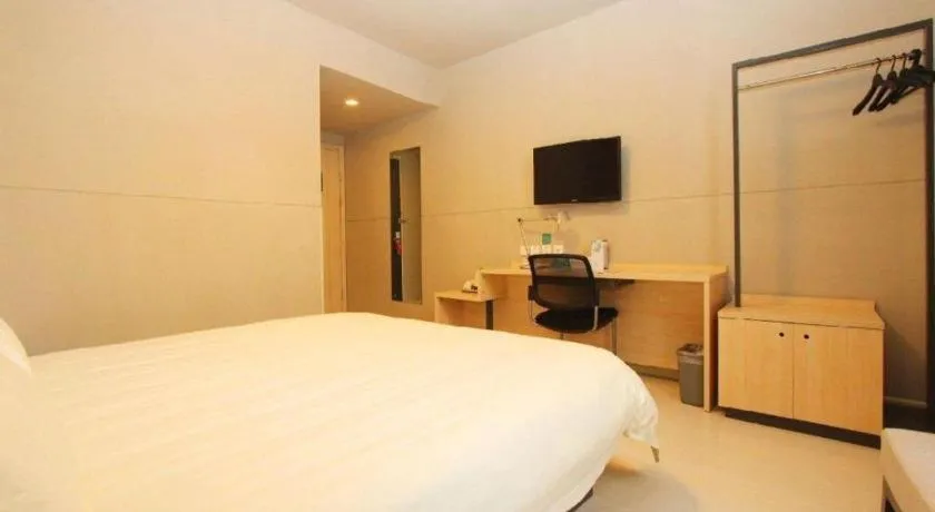 Bed in Jinjiang Inn Wuhan Linjiaohu Wanda Branch