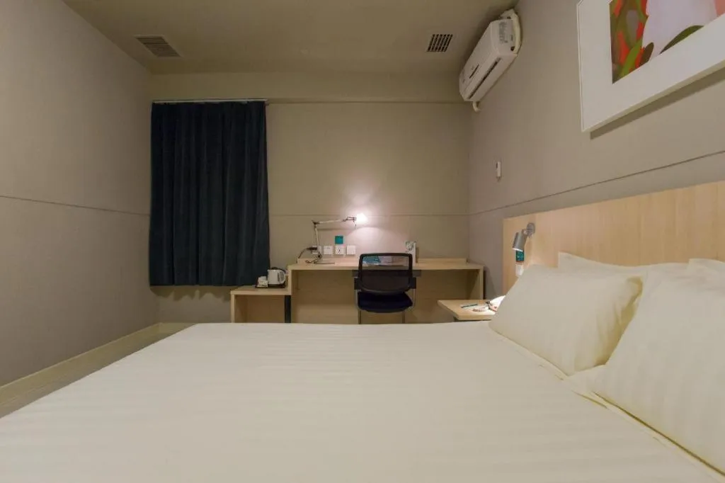 Bed in Jinjiang Inn Wuhan Linjiaohu Wanda Branch