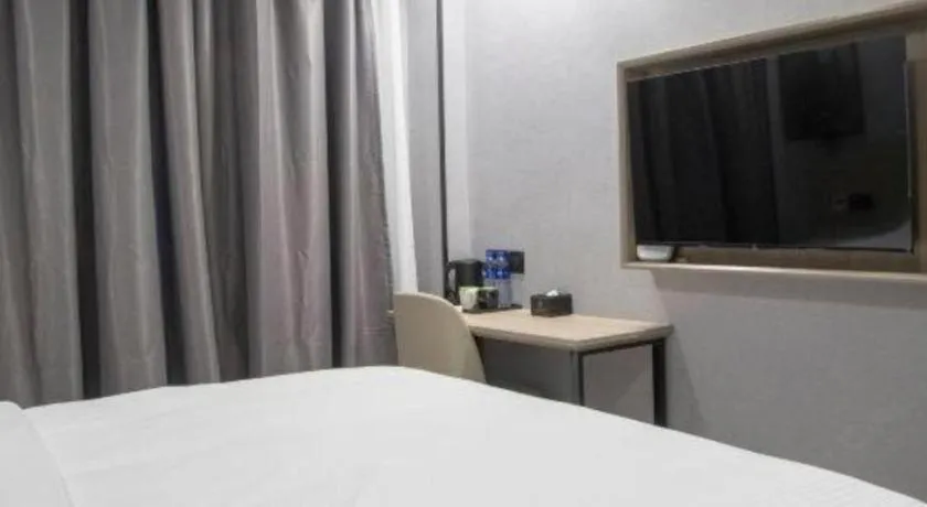 Bed in GreenTree Inn Anqing Tongcheng South Shengtang Road Shengtang International Business Hotel