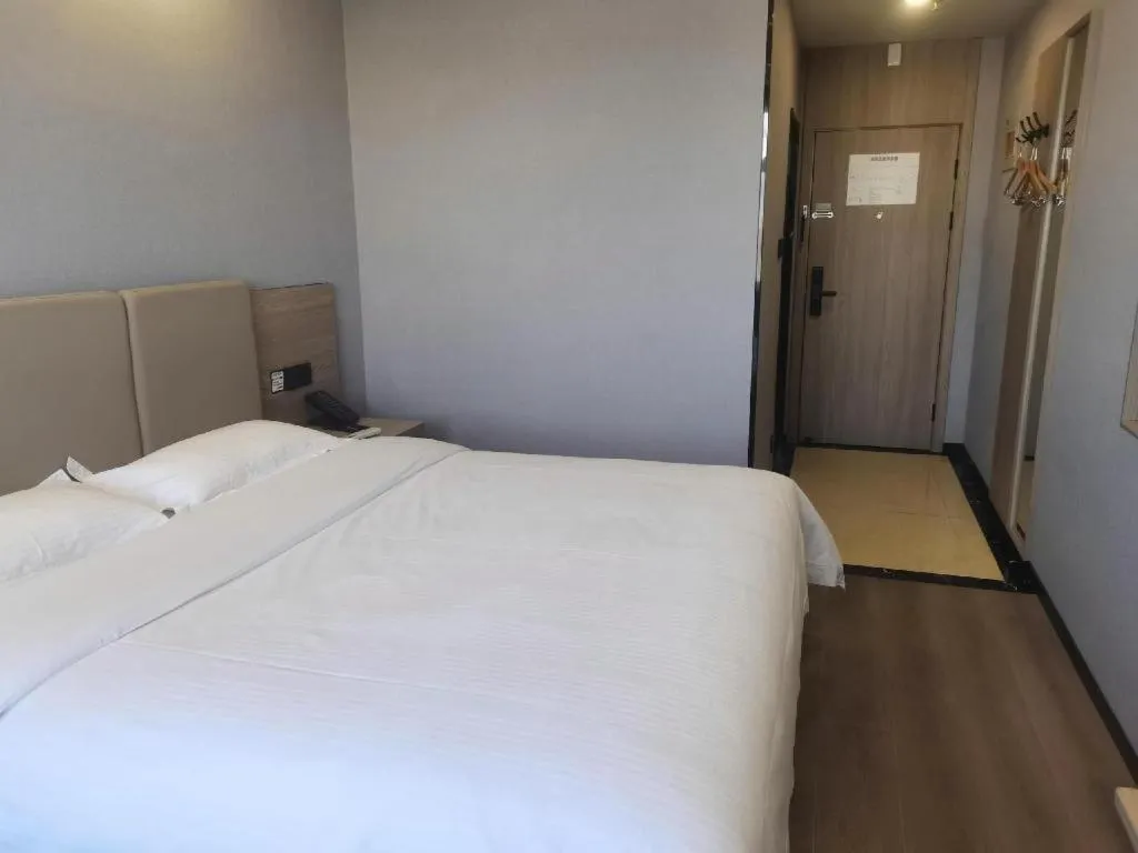 Bed in GreenTree Inn Anqing Tongcheng South Shengtang Road Shengtang International Business Hotel