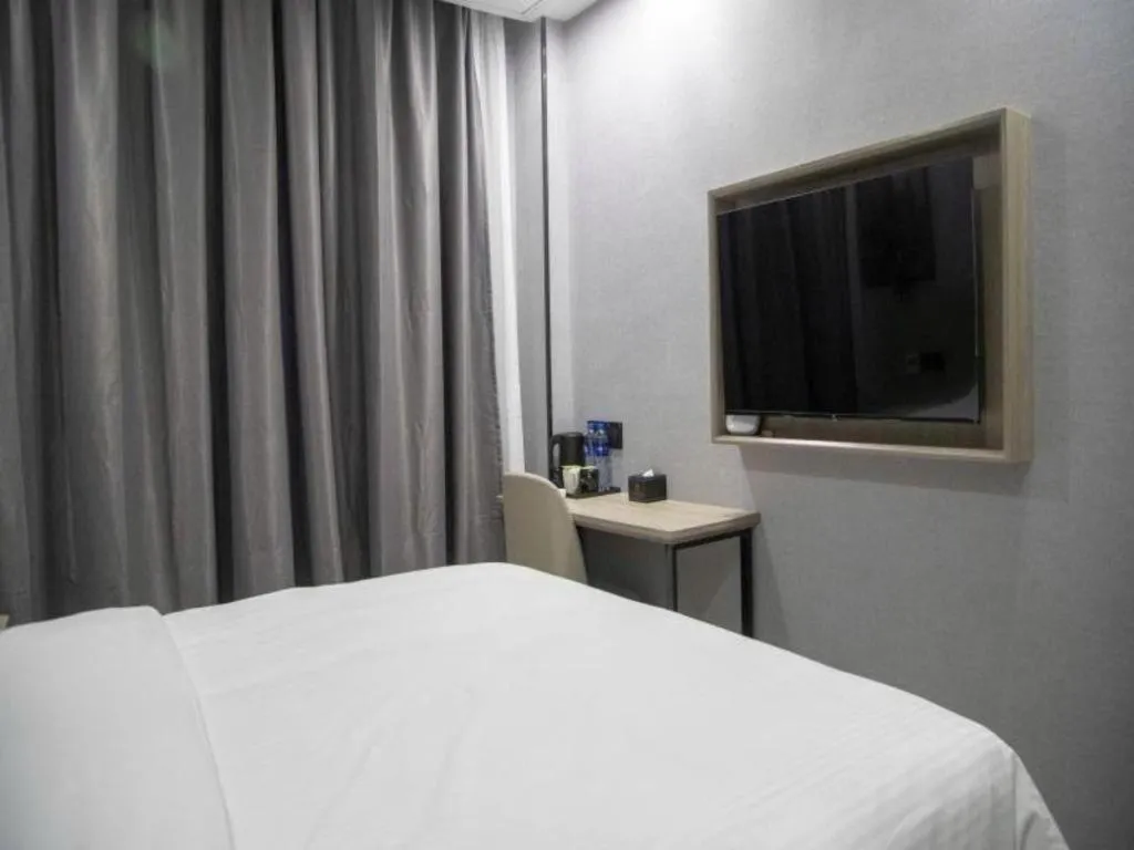 Bed in GreenTree Inn Anqing Tongcheng South Shengtang Road Shengtang International Business Hotel