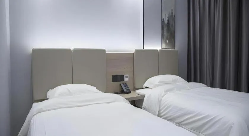 Bed in GreenTree Inn Anqing Tongcheng South Shengtang Road Shengtang International Business Hotel