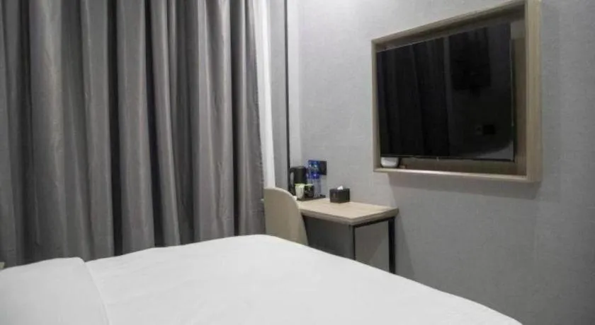 Bed in GreenTree Inn Anqing Tongcheng South Shengtang Road Shengtang International Business Hotel