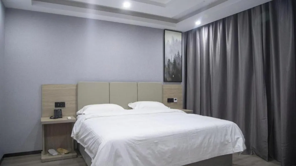 Bed in GreenTree Inn Anqing Tongcheng South Shengtang Road Shengtang International Business Hotel