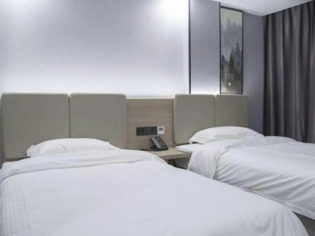 Bed in GreenTree Inn Anqing Tongcheng South Shengtang Road Shengtang International Business Hotel