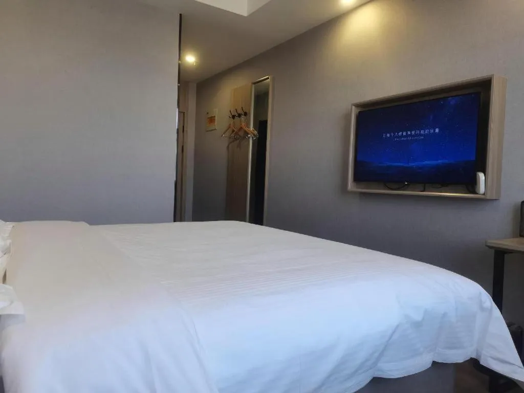 Bed in GreenTree Inn Anqing Tongcheng South Shengtang Road Shengtang International Business Hotel