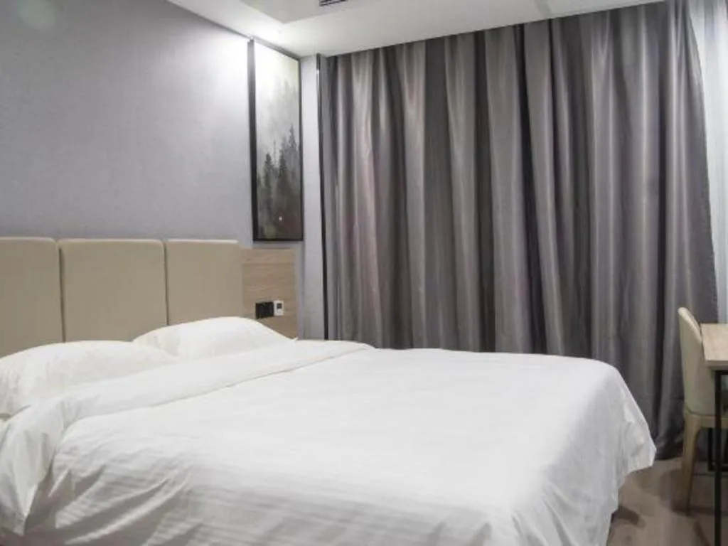 Bed in GreenTree Inn Anqing Tongcheng South Shengtang Road Shengtang International Business Hotel