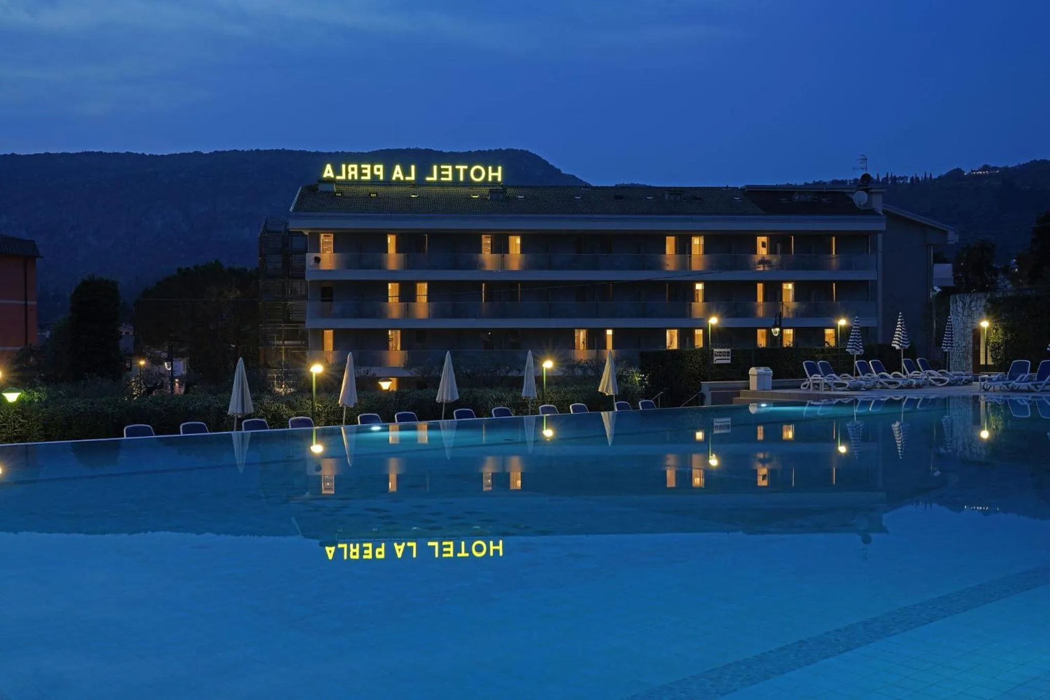 Property building in Hotel La Perla - Bike Hotel