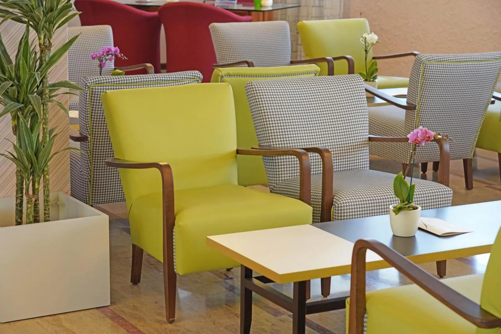 Communal lounge/ TV room in Hotel La Perla - Bike Hotel