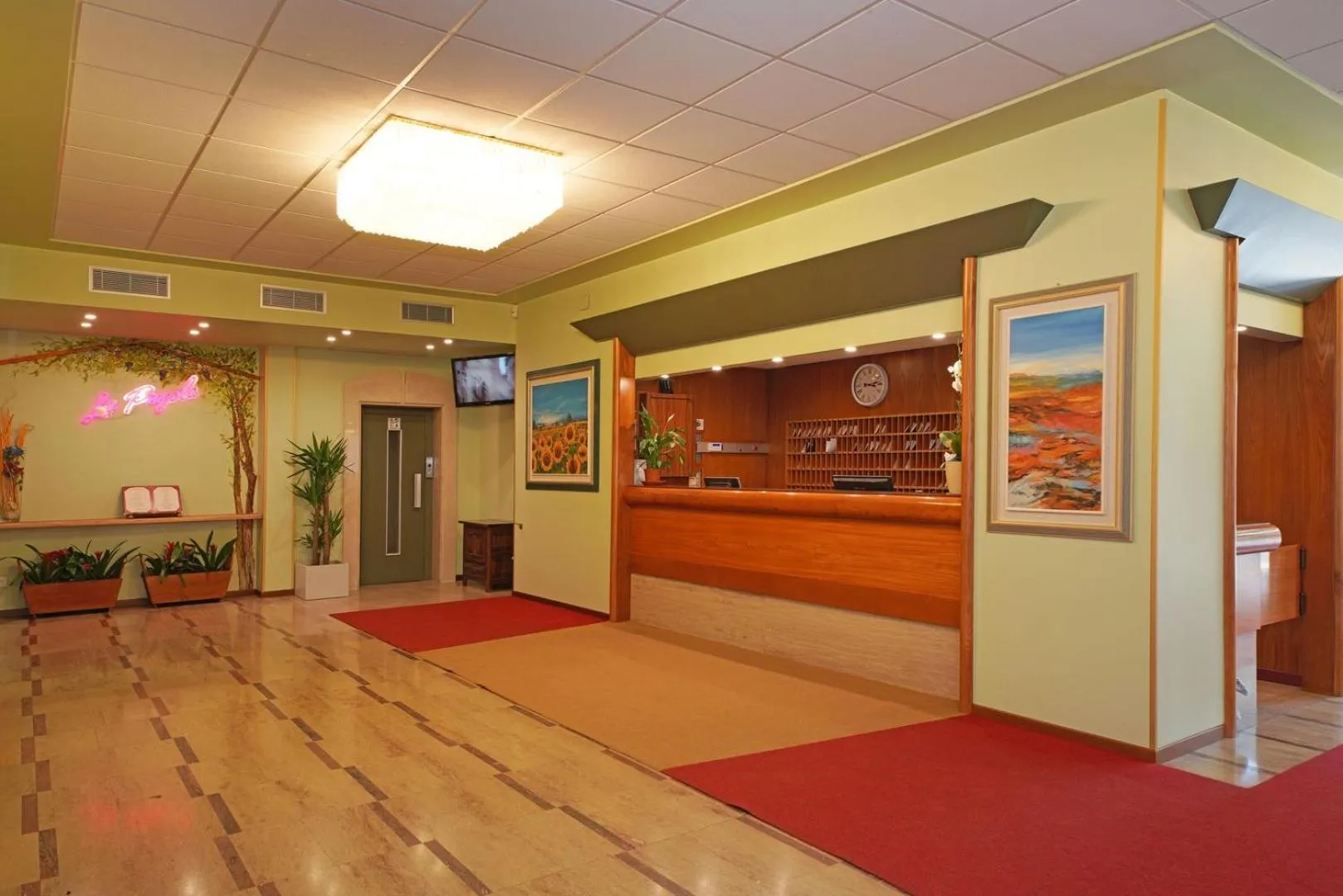 Lobby or reception in Hotel La Perla - Bike Hotel