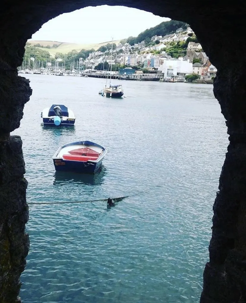 Neighbourhood in The Floating Bridge