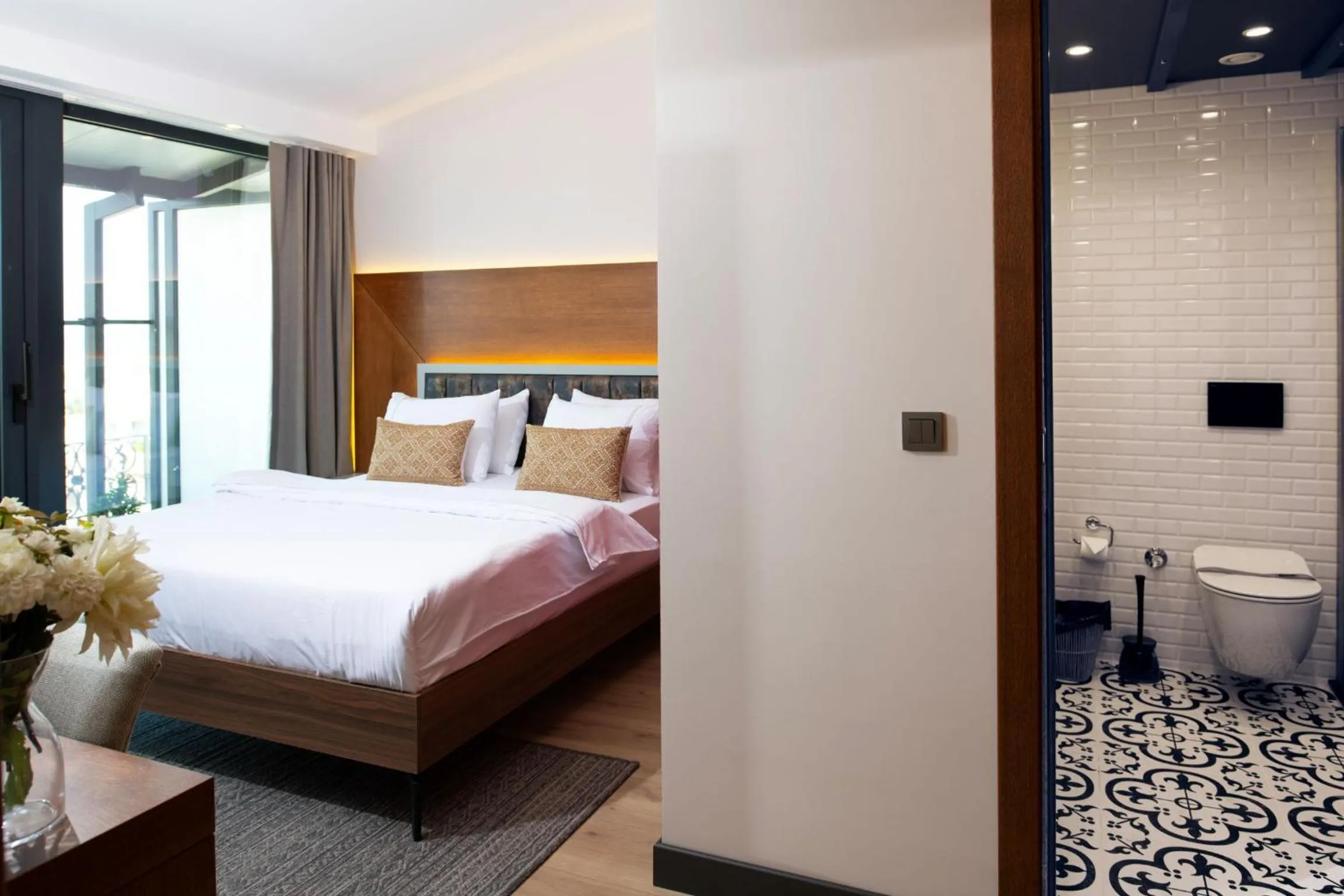 Bathroom, Bed in Maison Vourla Hotel