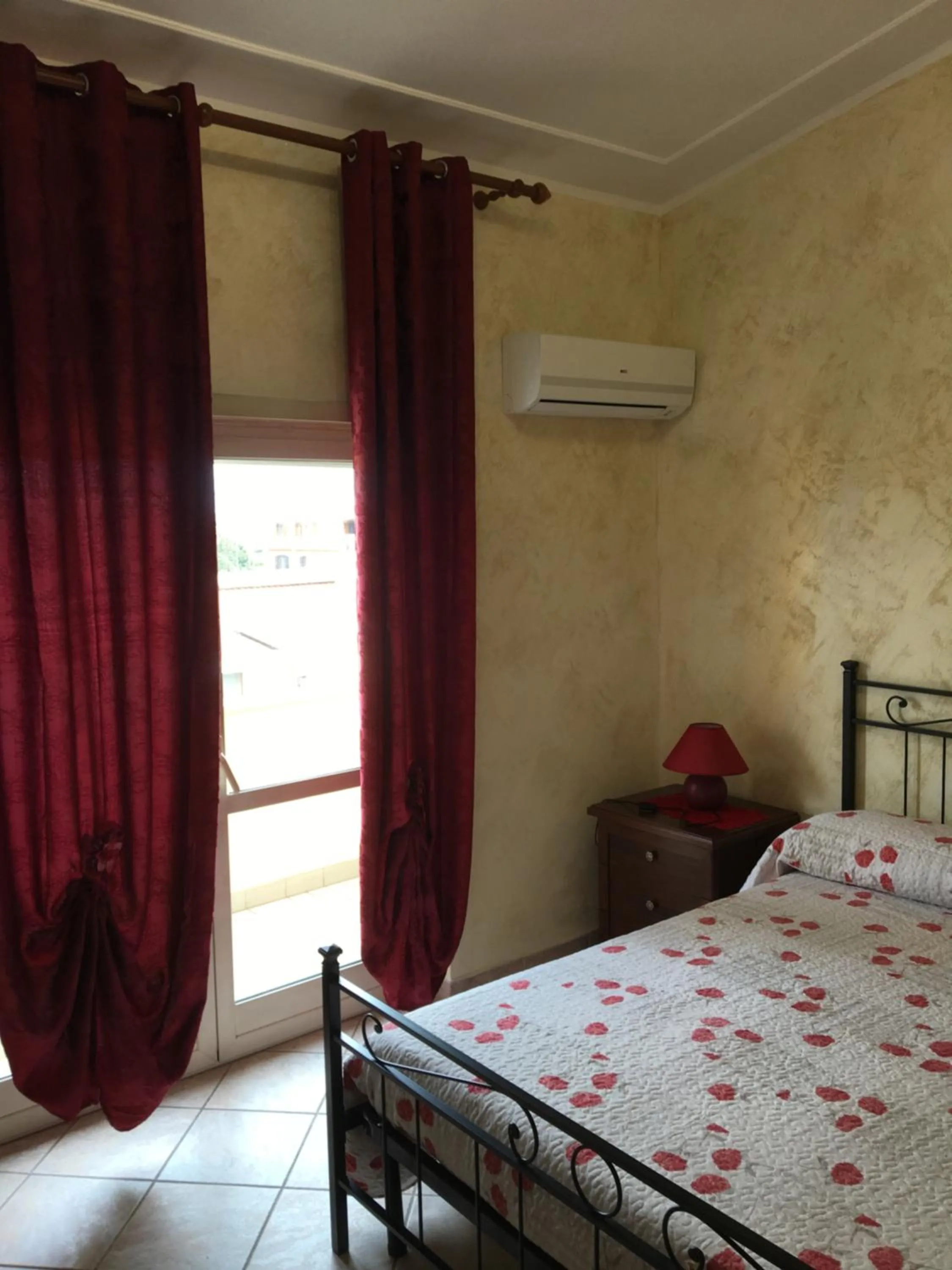 Photo of the whole room, Bed in Bb Smallville