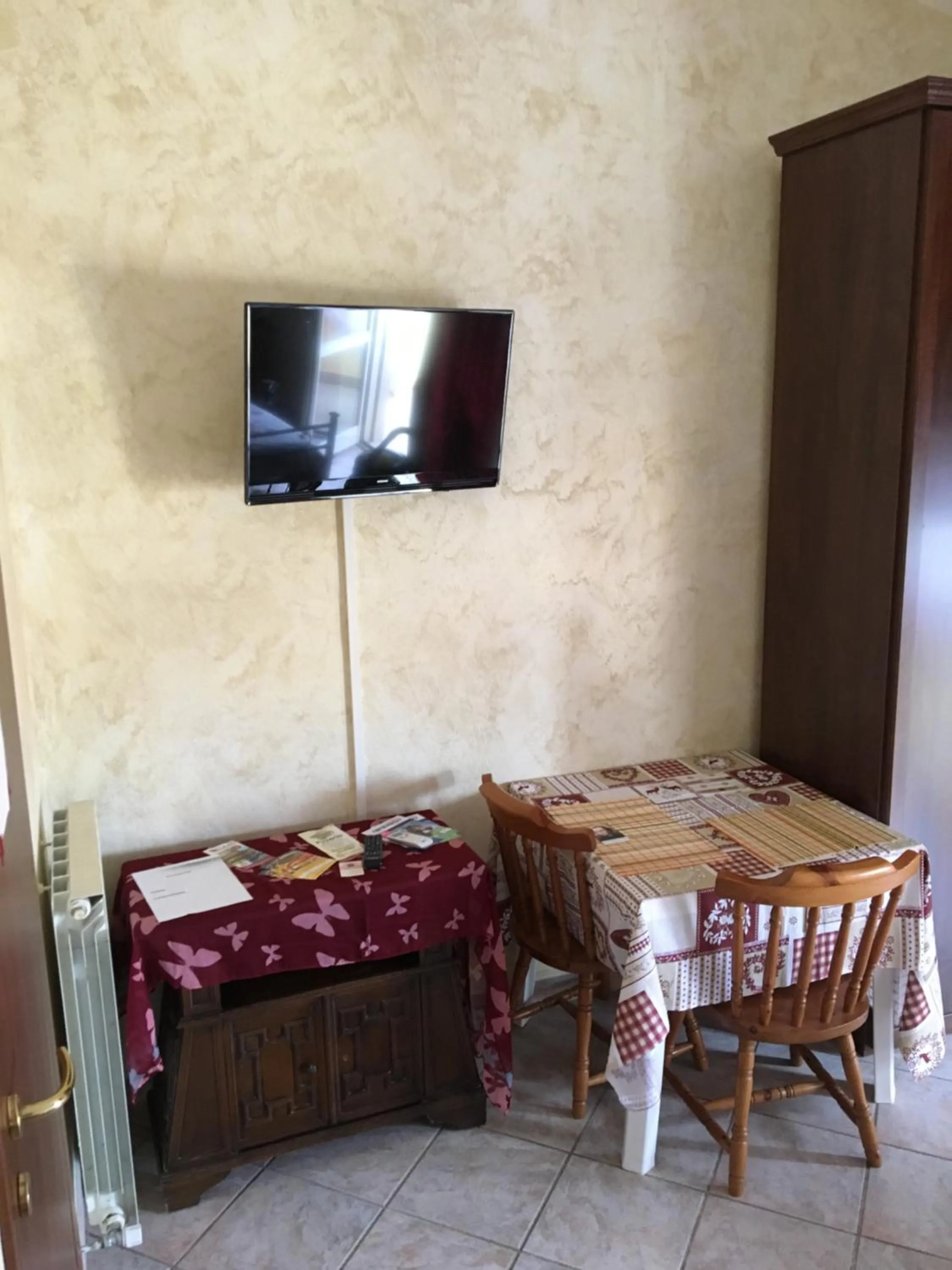 Photo of the whole room in Bb Smallville