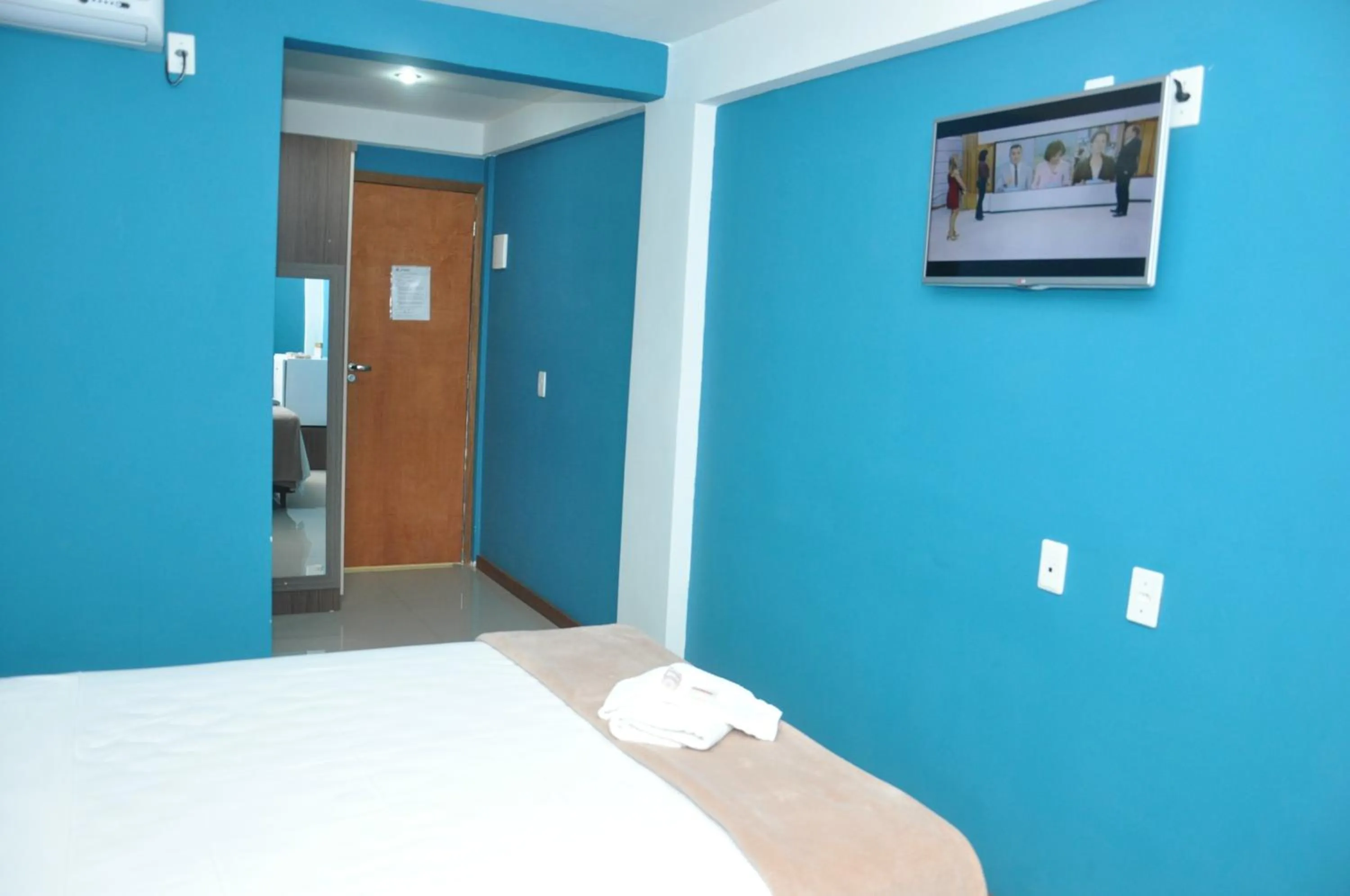 Photo of the whole room, Bed in Bonjour Hotel