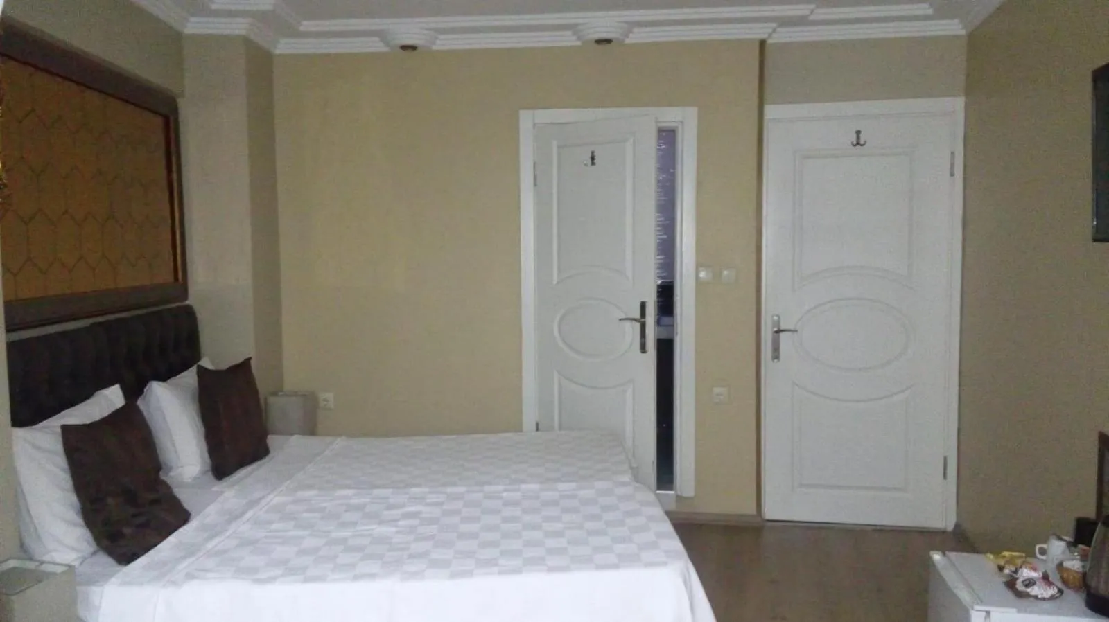 Bed in Lena Central Flats