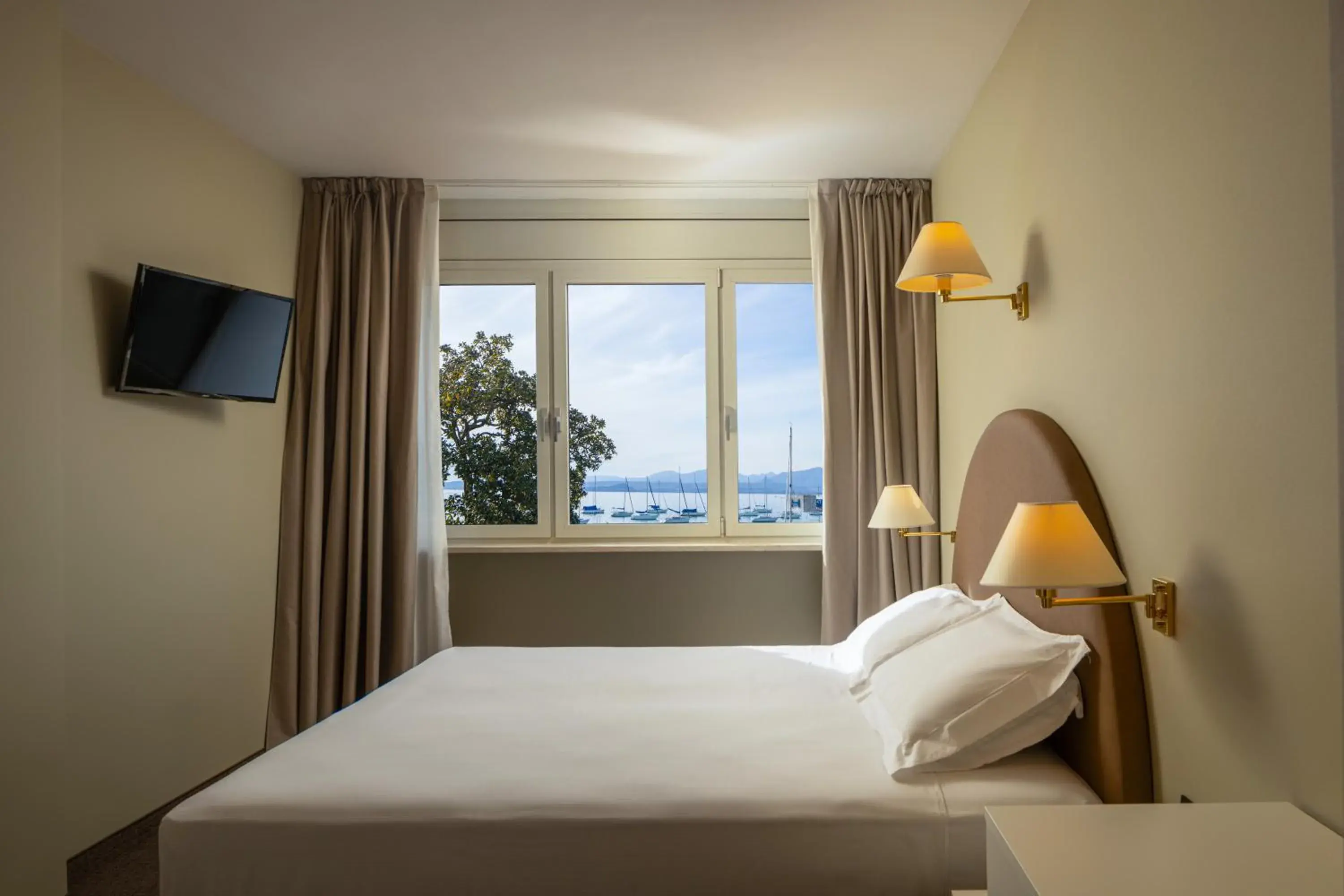 Comfort Twin/Double Room with Lake View in Hotel Nettuno Comfort Twin/Double Room with Lake View in Hotel Nettuno