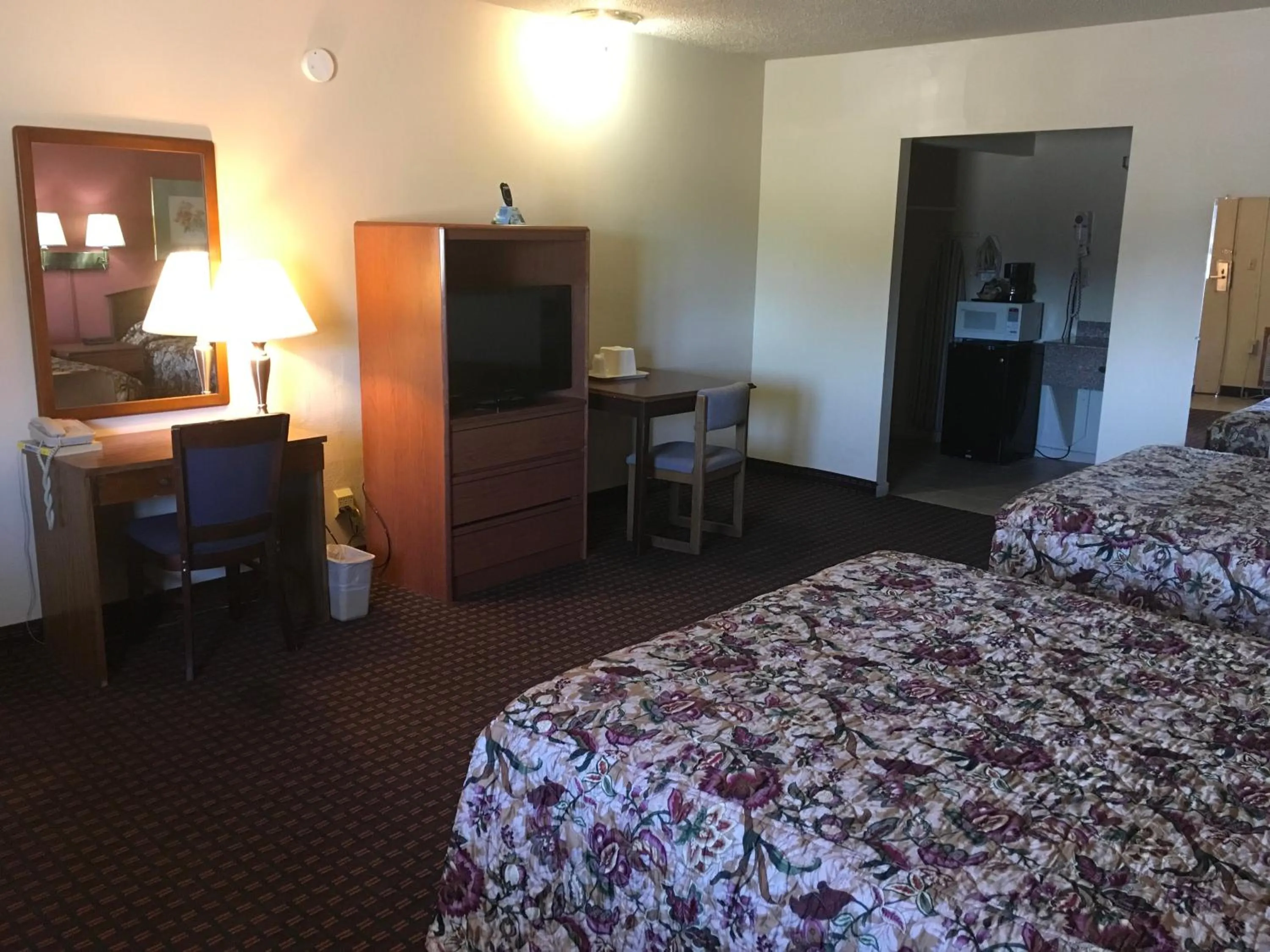 Bedroom, Bed in Budget Inn Lafonda Motel