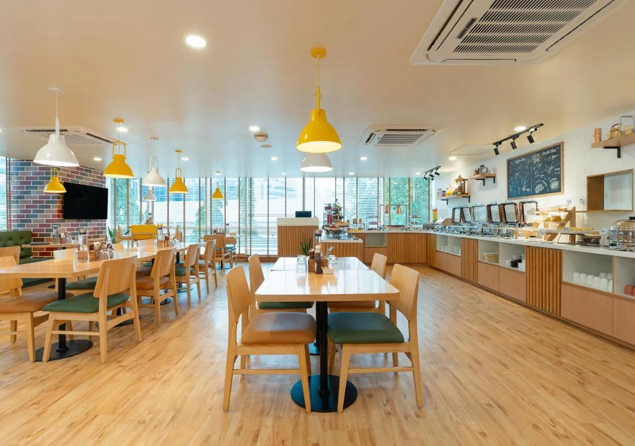 Restaurant/places to eat in Bloom Hotel - BKC Kalina