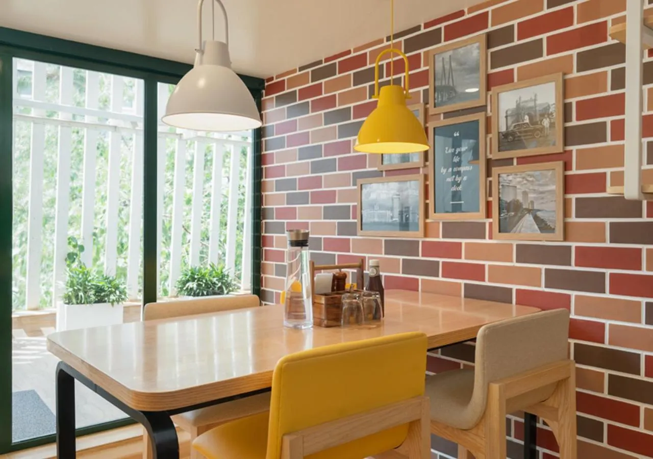 Restaurant/places to eat in Bloom Hotel - BKC Kalina