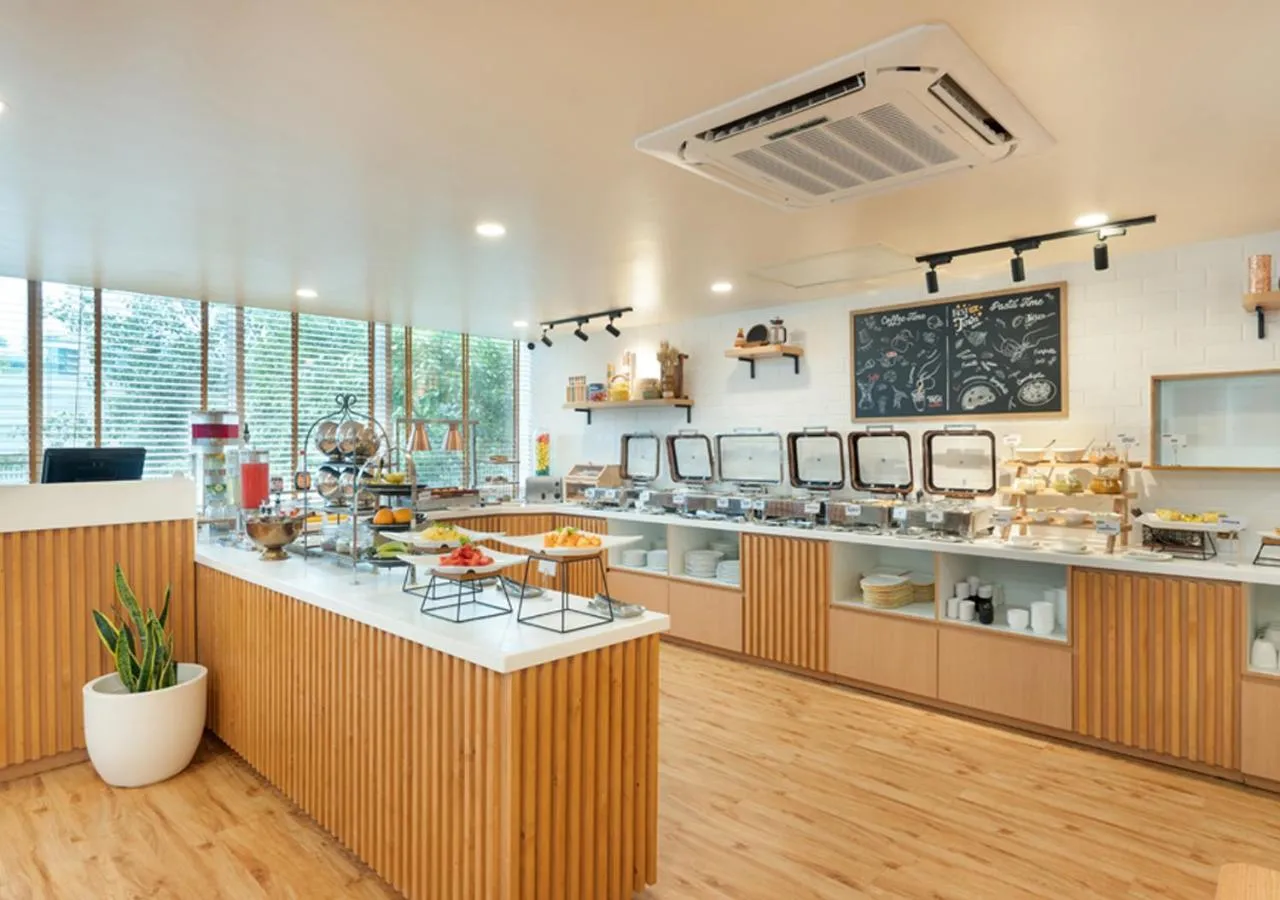 Restaurant/places to eat in Bloom Hotel - BKC Kalina