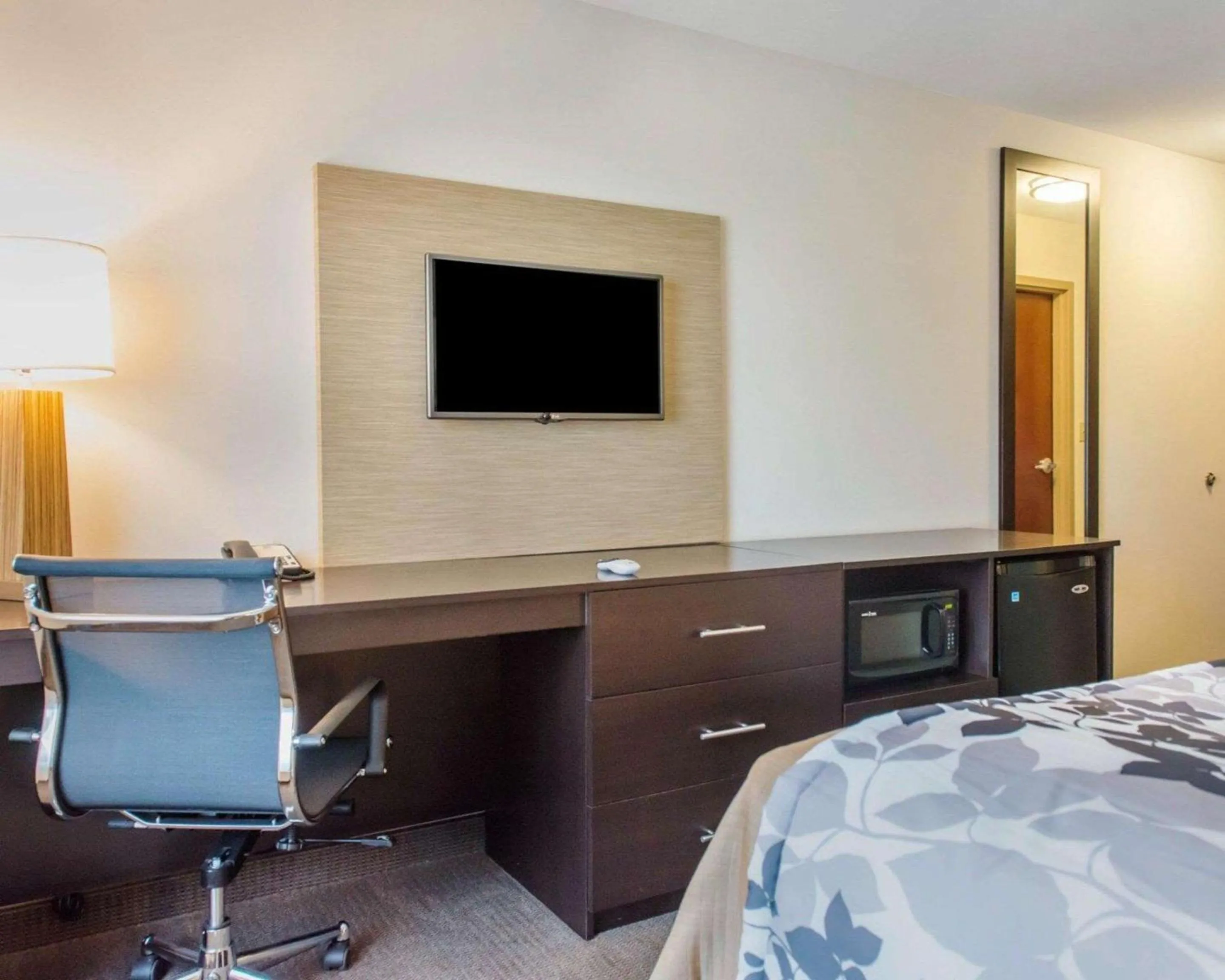 Photo of the whole room, Bed in Sleep Inn & Suites Defuniak Springs - Crestview