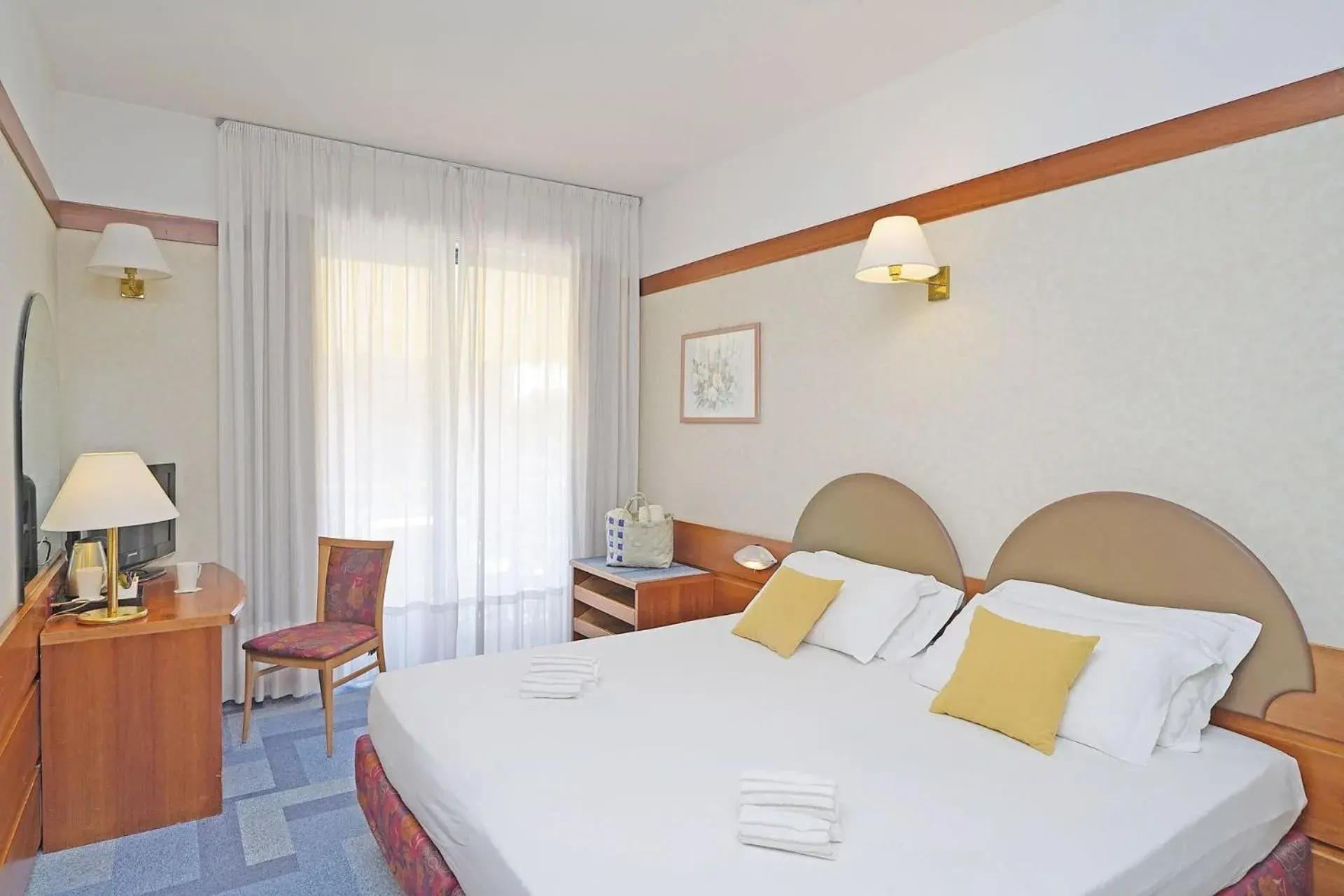 Comfort Twin/Double Room with Lateral Lake View in Hotel Sportsman Comfort Twin/Double Room with Lateral Lake View in Hotel Sportsman