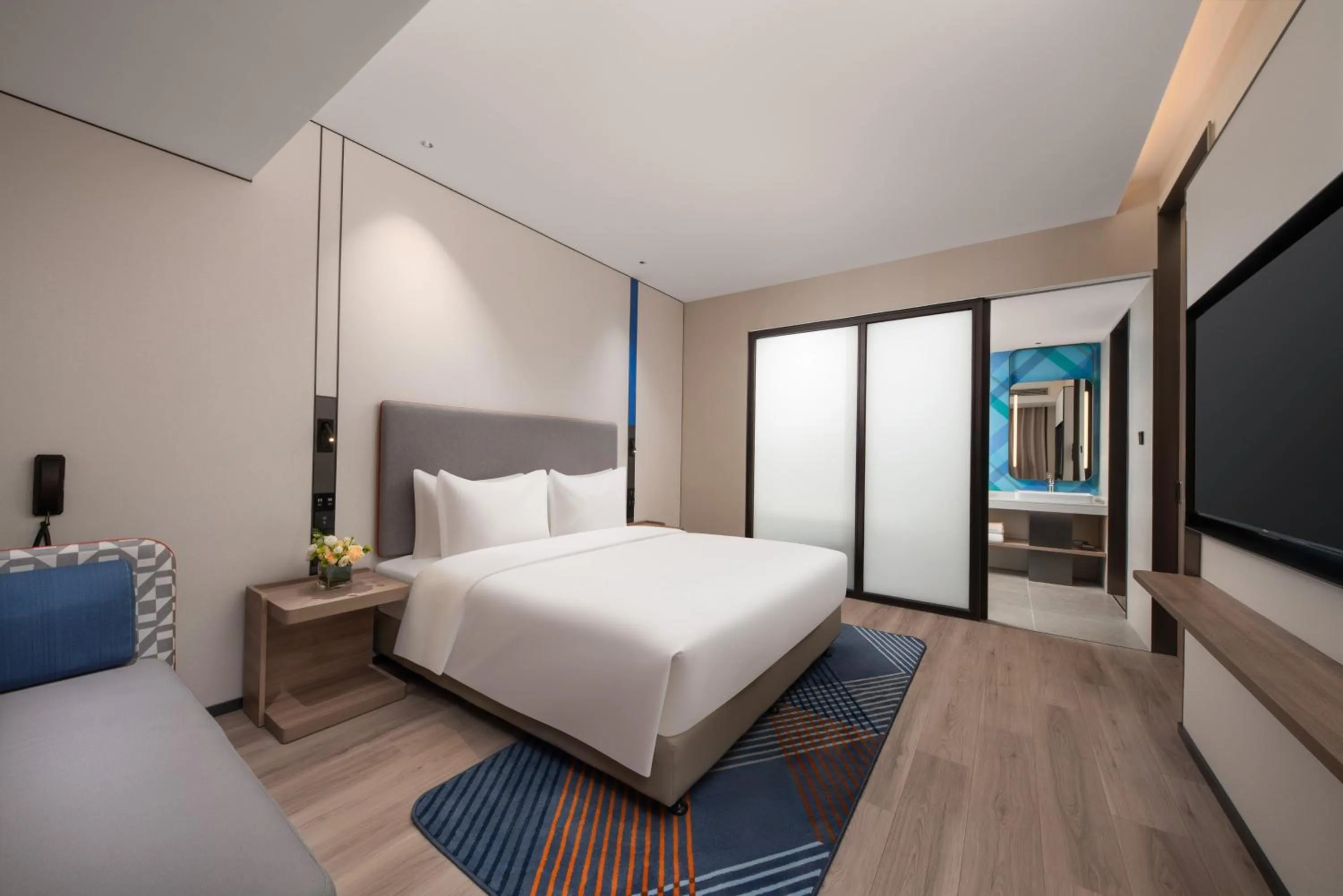 Photo of the whole room in Holiday Inn Express Qingdao City Balcony by IHG