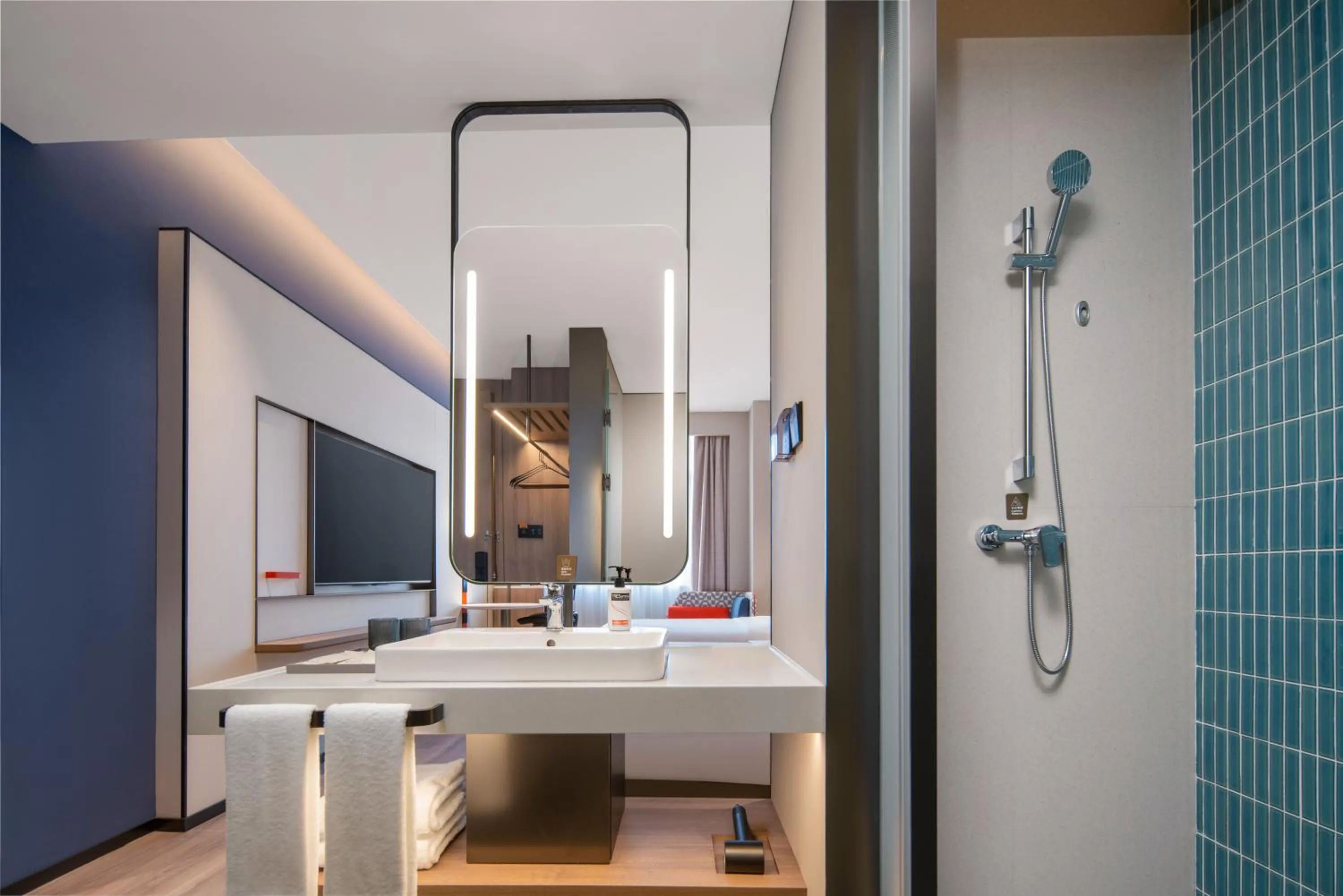 TV and multimedia in Holiday Inn Express Qingdao City Balcony by IHG