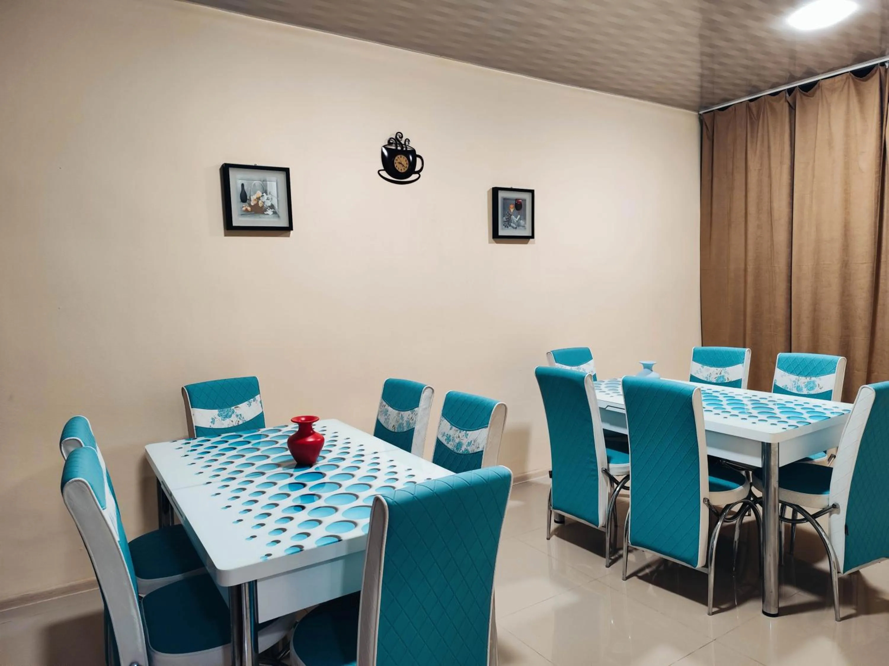 Restaurant/places to eat in Chill Out Hotel