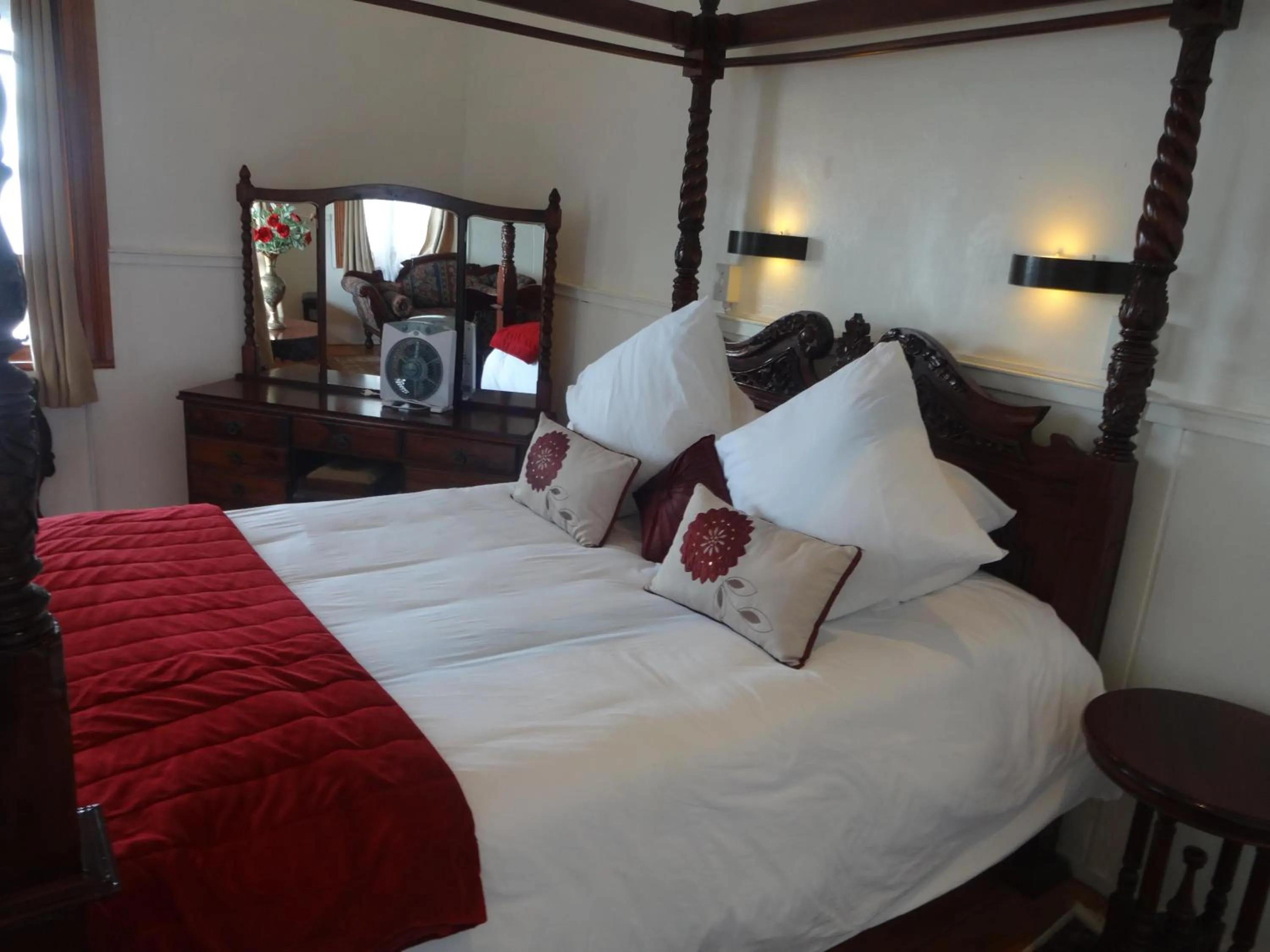 Restaurant/places to eat, Bed in Central Hotel Guest House