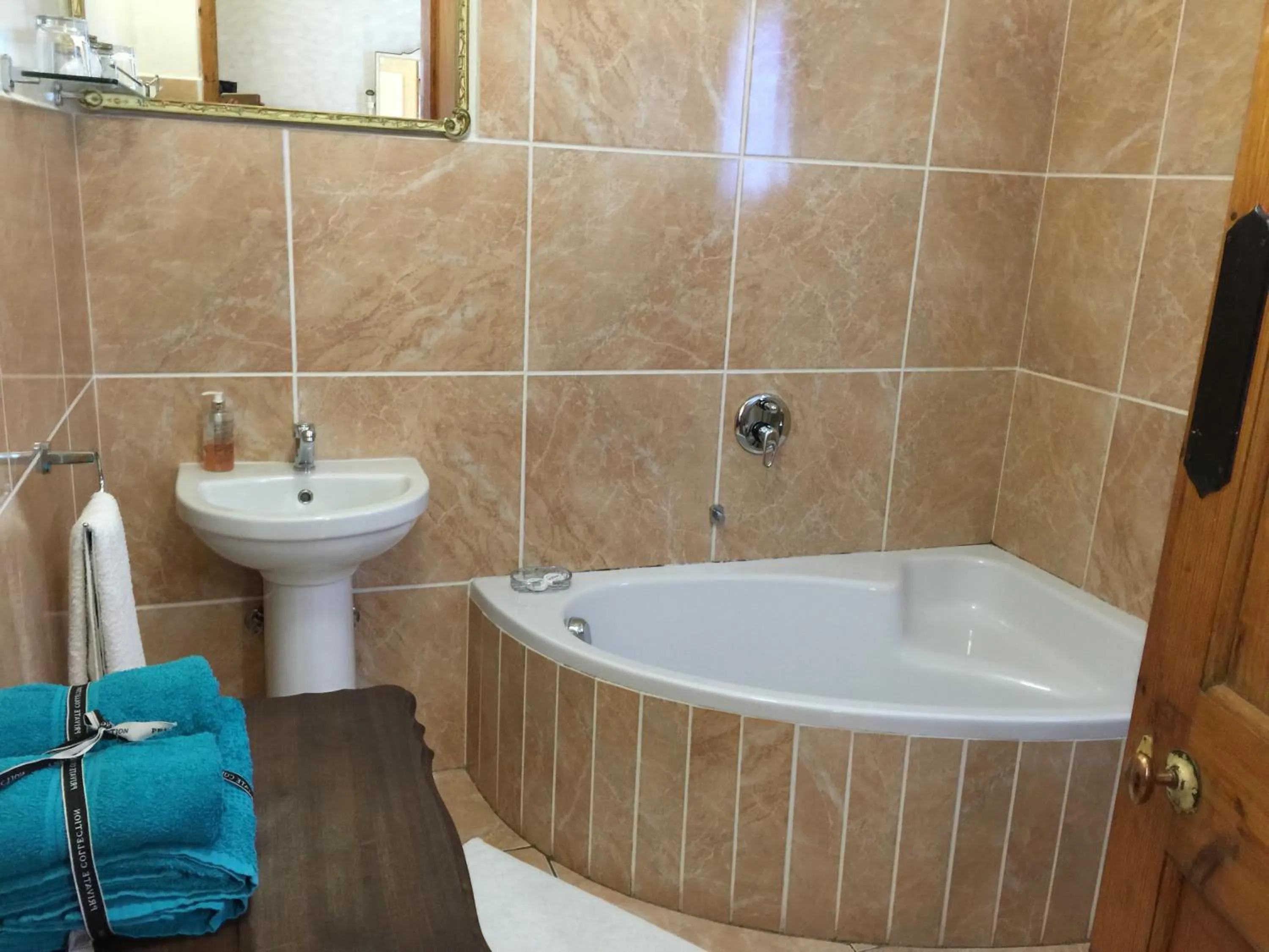 Bathroom in Central Hotel Guest House