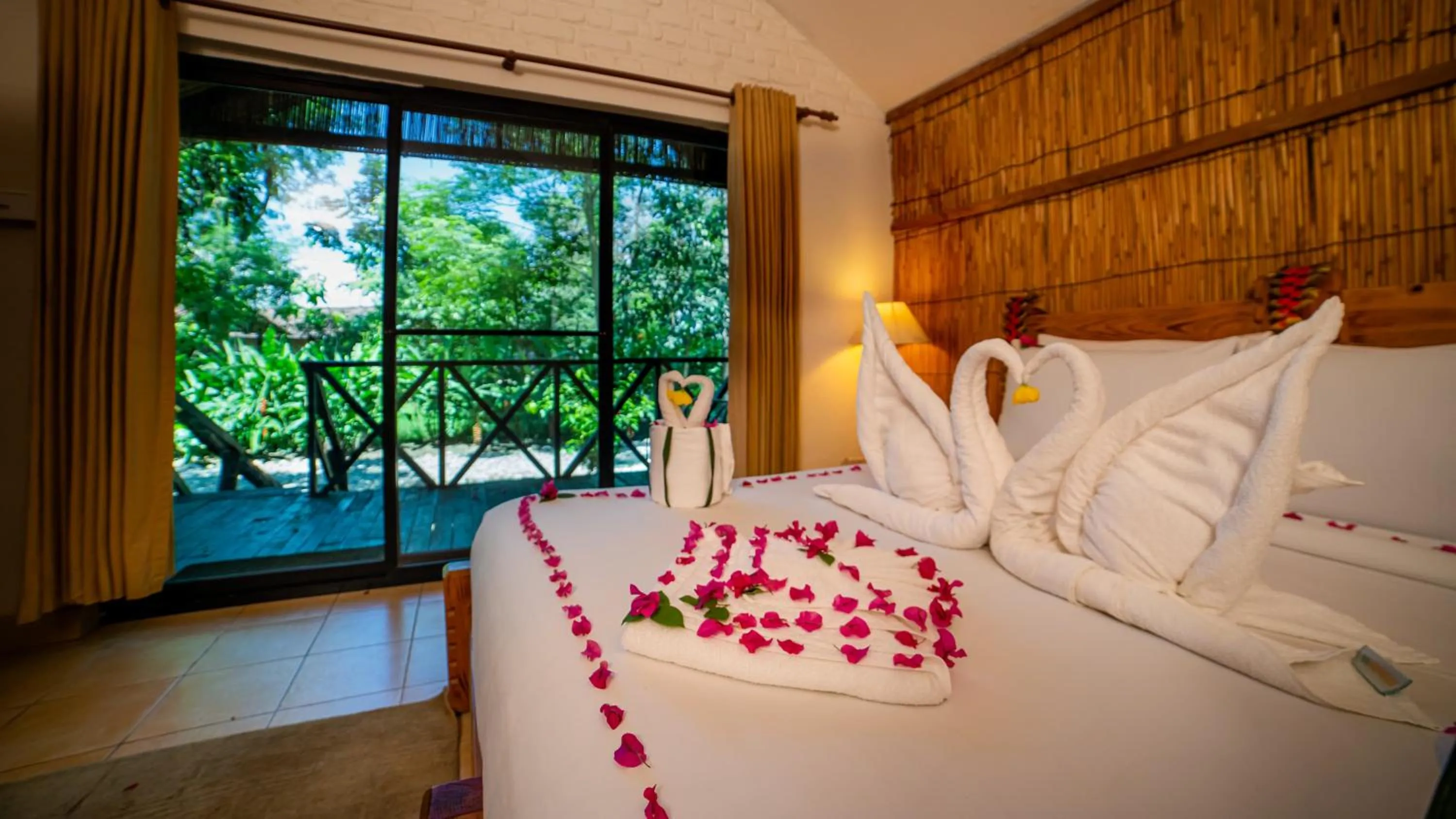 Bed in Siddhartha Wildlife Retreat