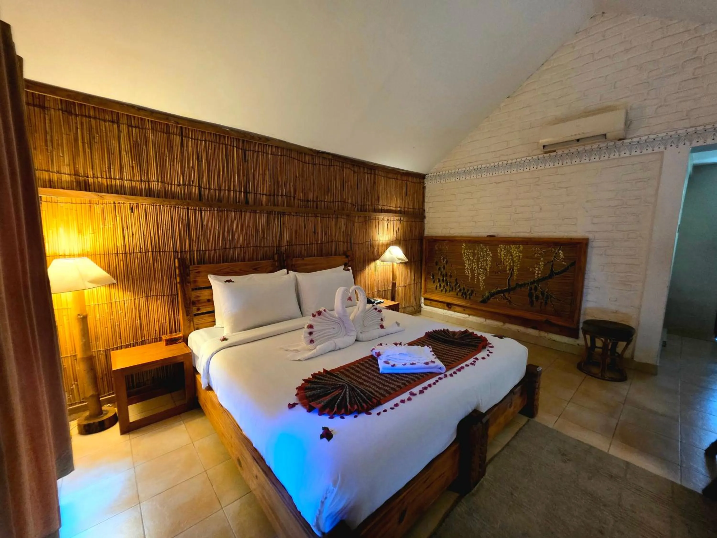 Photo of the whole room, Bed in Siddhartha Wildlife Retreat