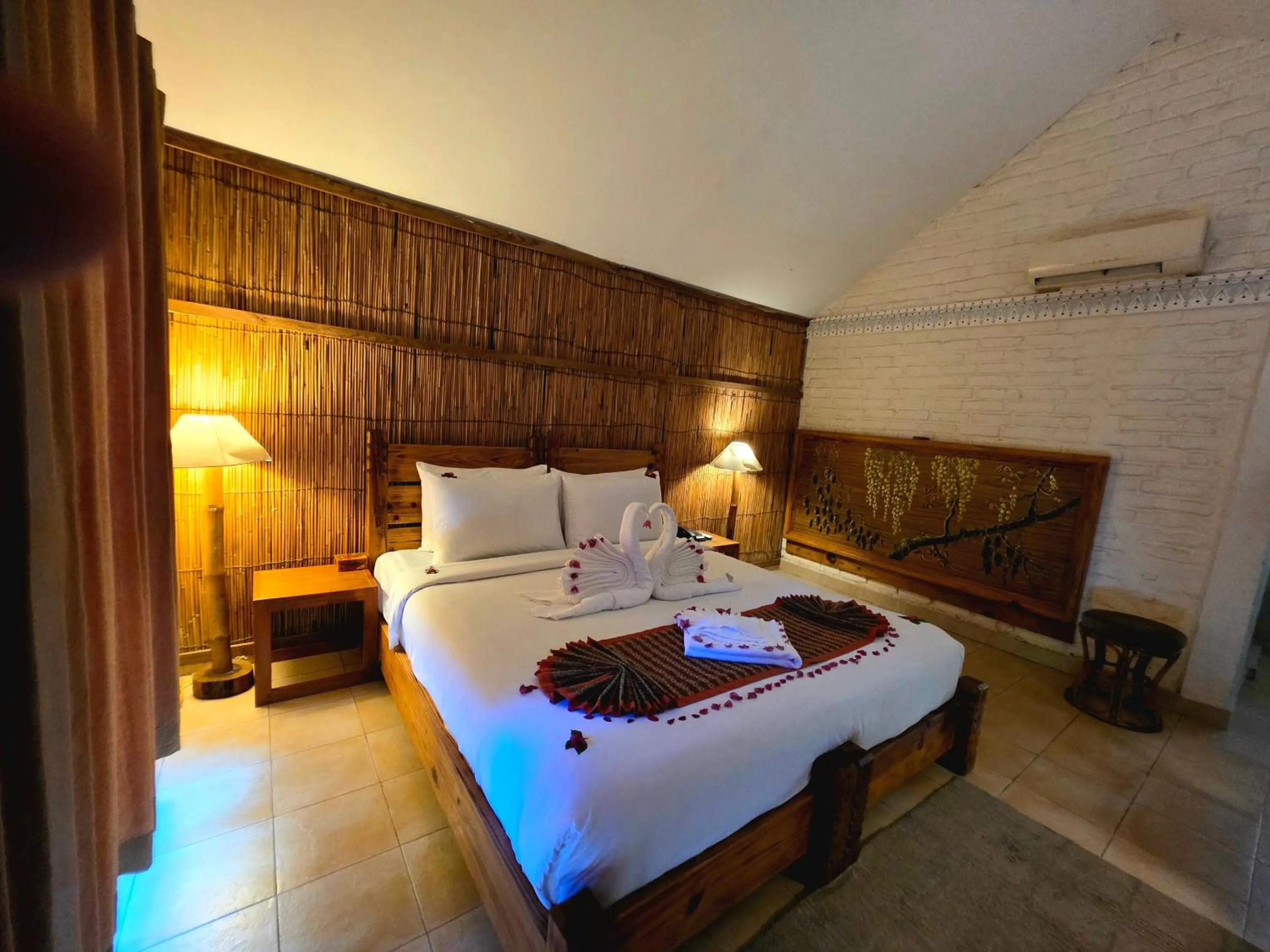 Bed in Siddhartha Wildlife Retreat