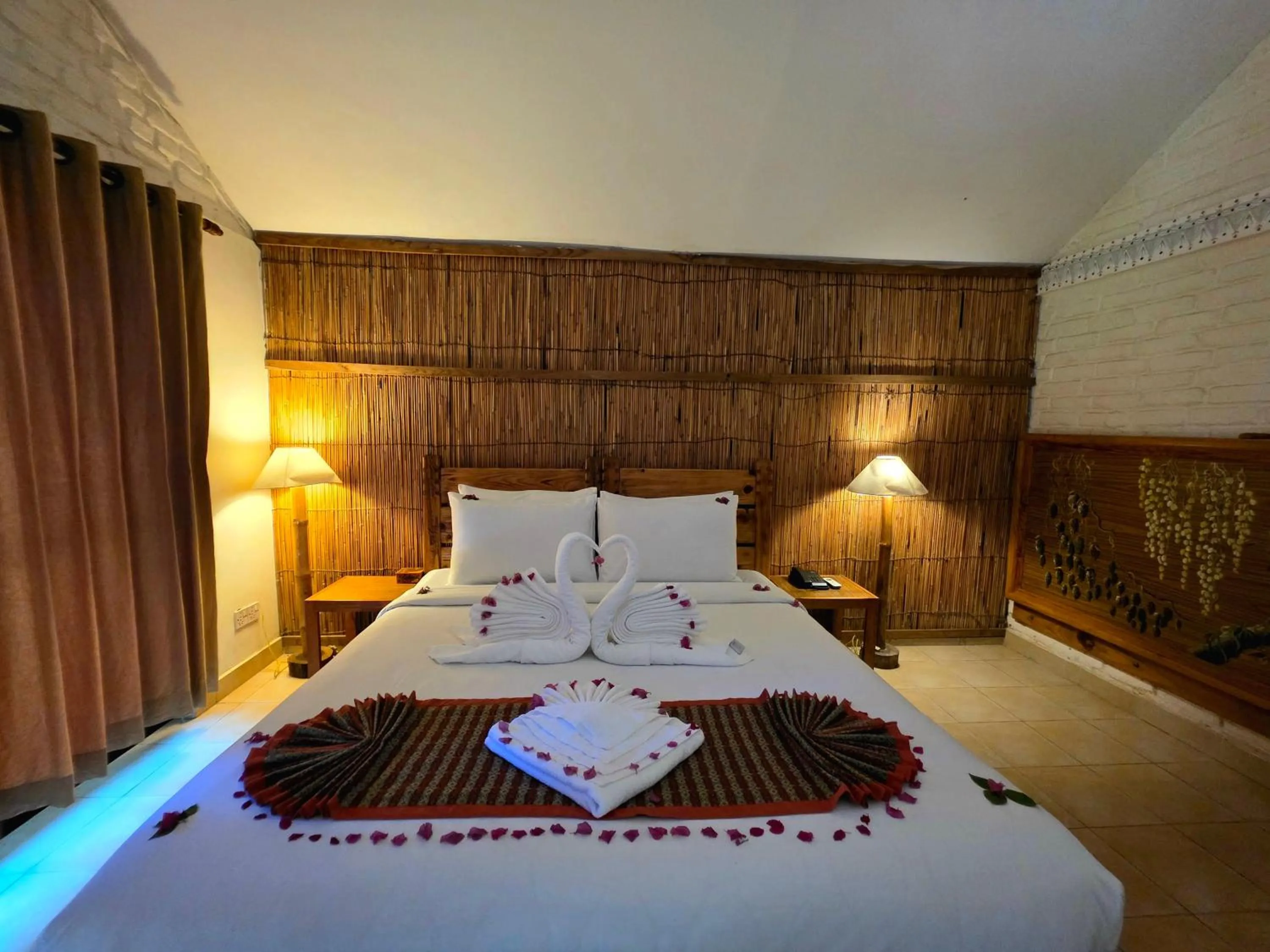 Bed in Siddhartha Wildlife Retreat