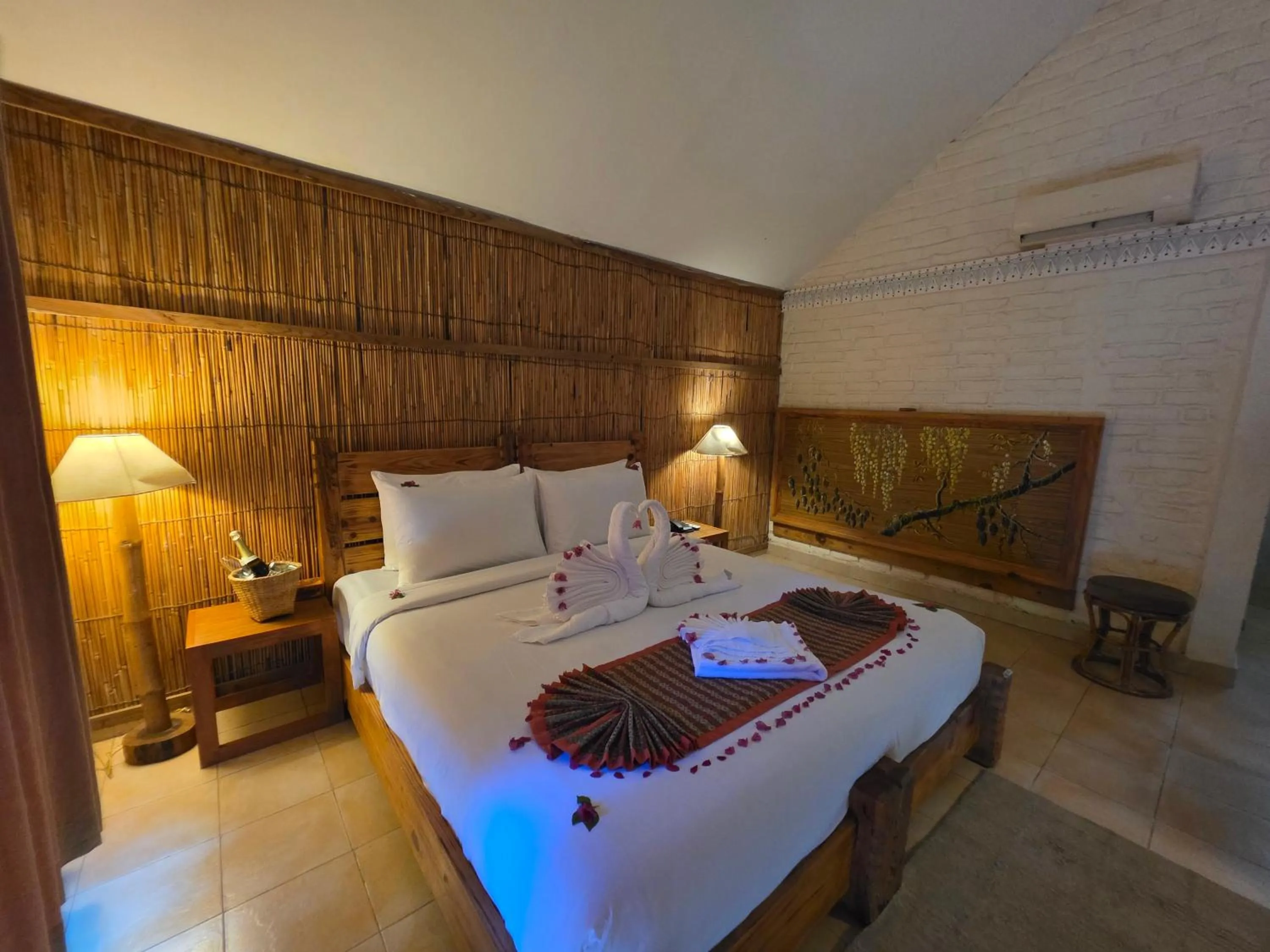 Bed in Siddhartha Wildlife Retreat