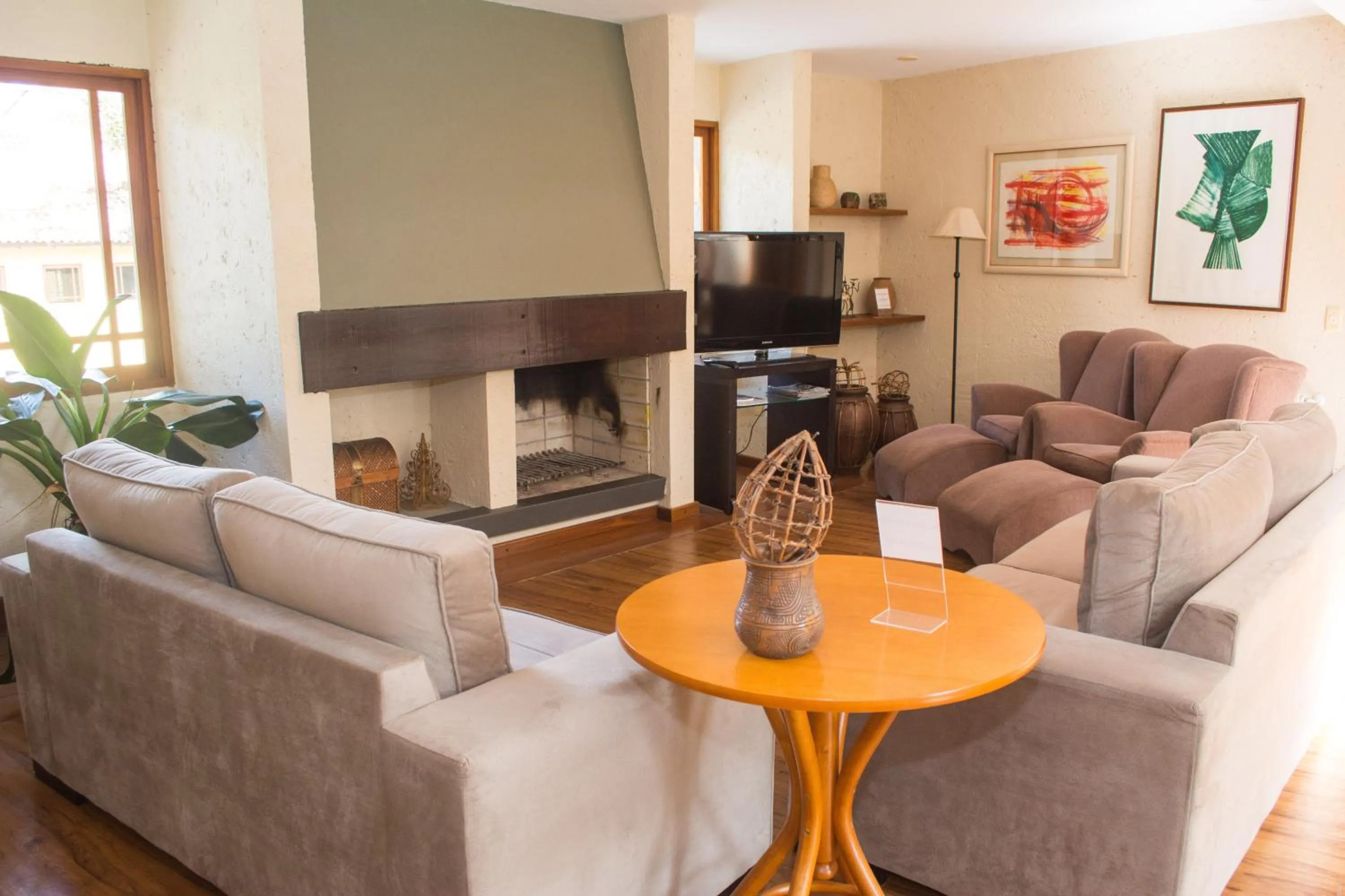 Communal lounge/ TV room in Estalagem Vila Suzana - Quadra de Beach Tennis Indoor