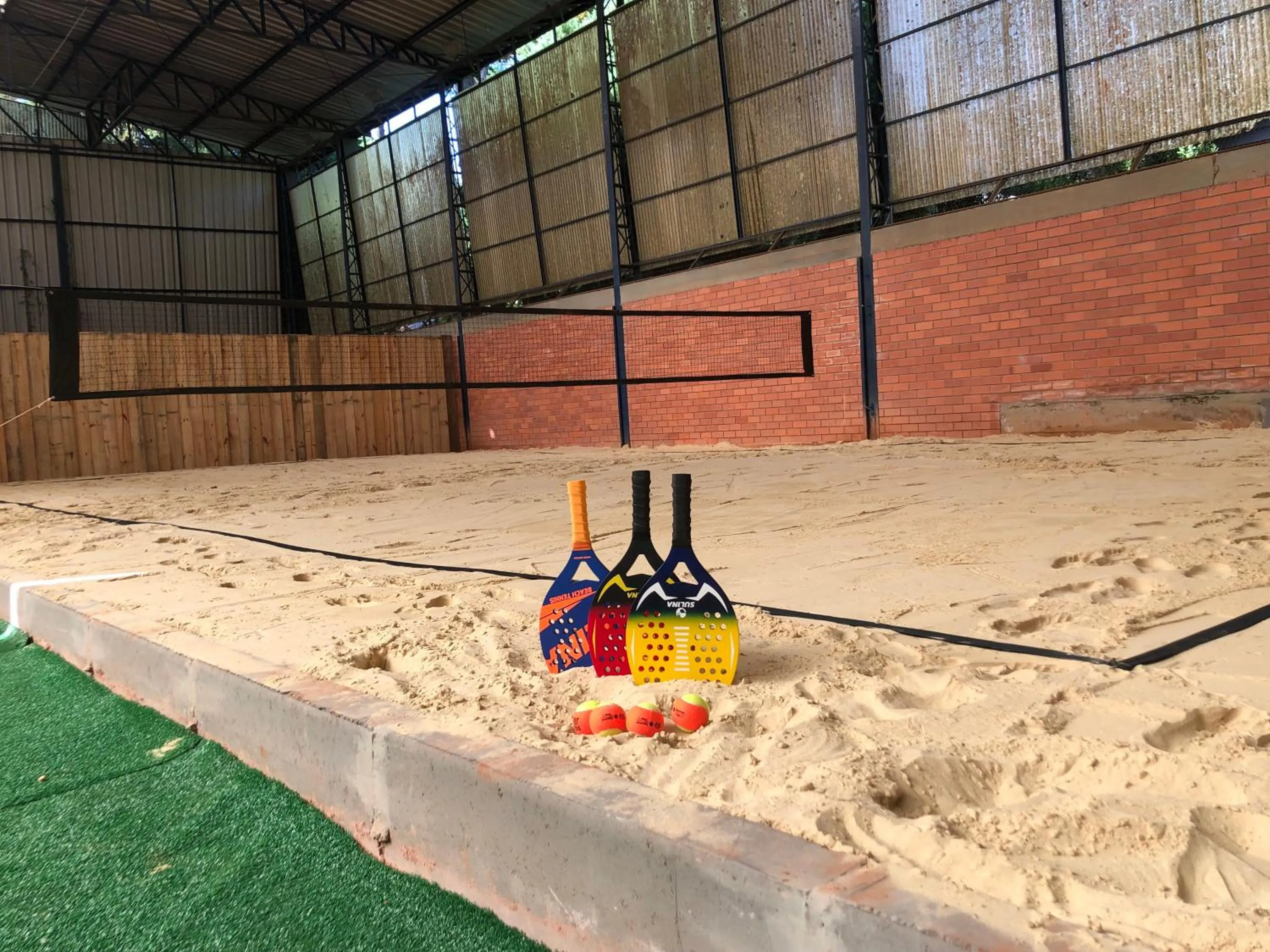 Tennis court in Estalagem Vila Suzana - Quadra de Beach Tennis Indoor