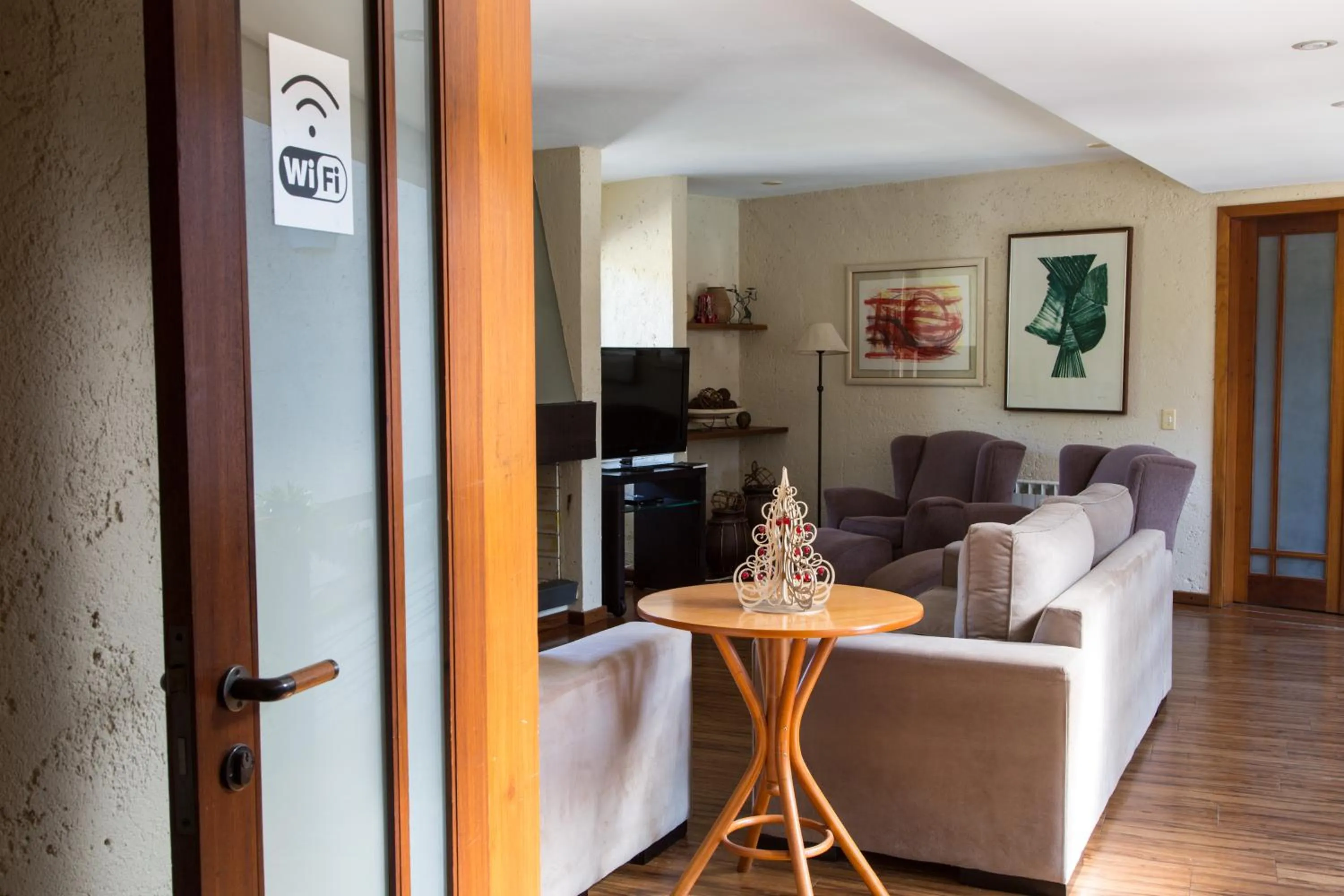 Communal lounge/ TV room in Estalagem Vila Suzana - Quadra de Beach Tennis Indoor