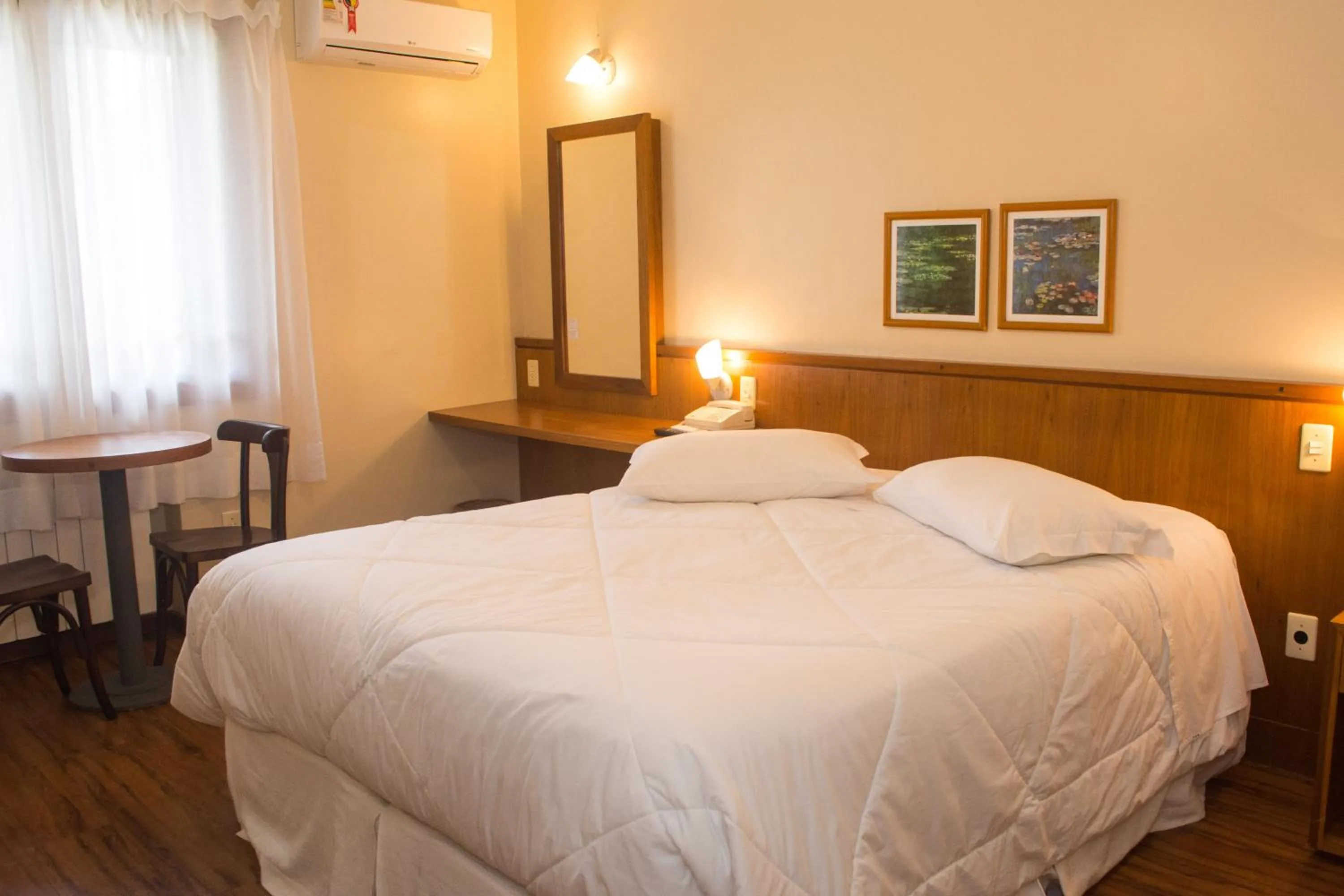 Photo of the whole room, Bed in Estalagem Vila Suzana - Quadra de Beach Tennis Indoor