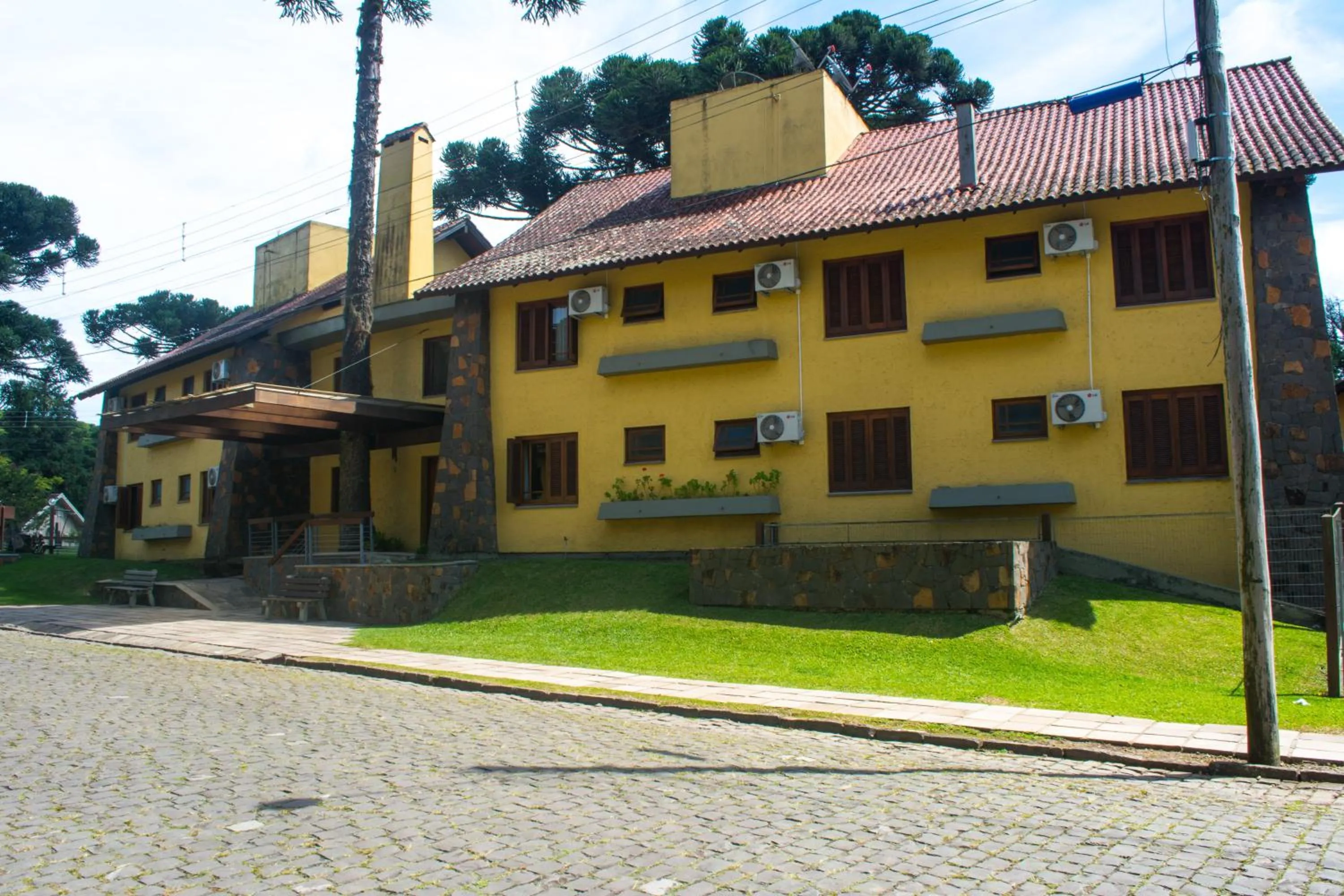 Property building in Estalagem Vila Suzana - Quadra de Beach Tennis Indoor