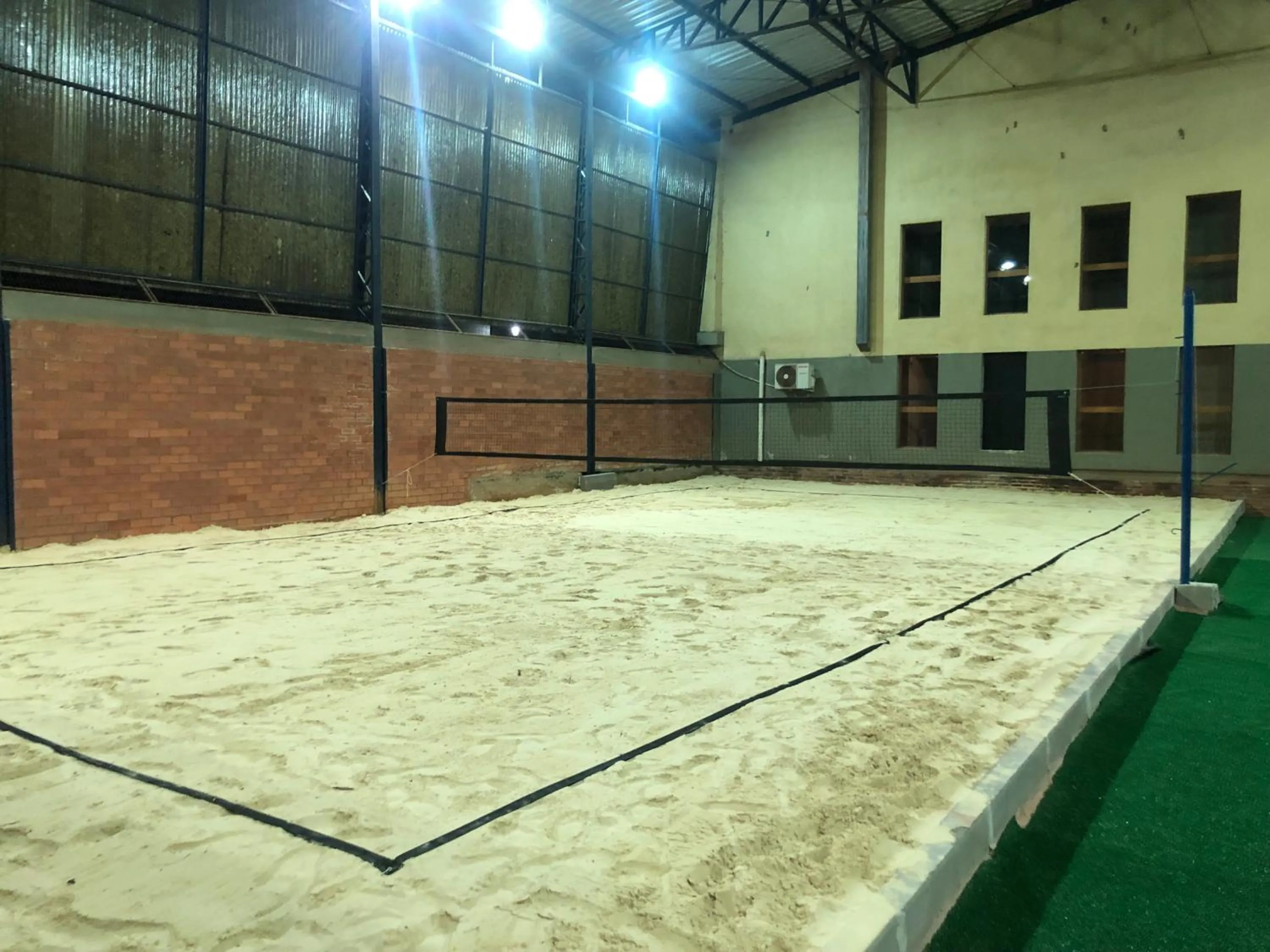 Tennis court in Estalagem Vila Suzana - Quadra de Beach Tennis Indoor