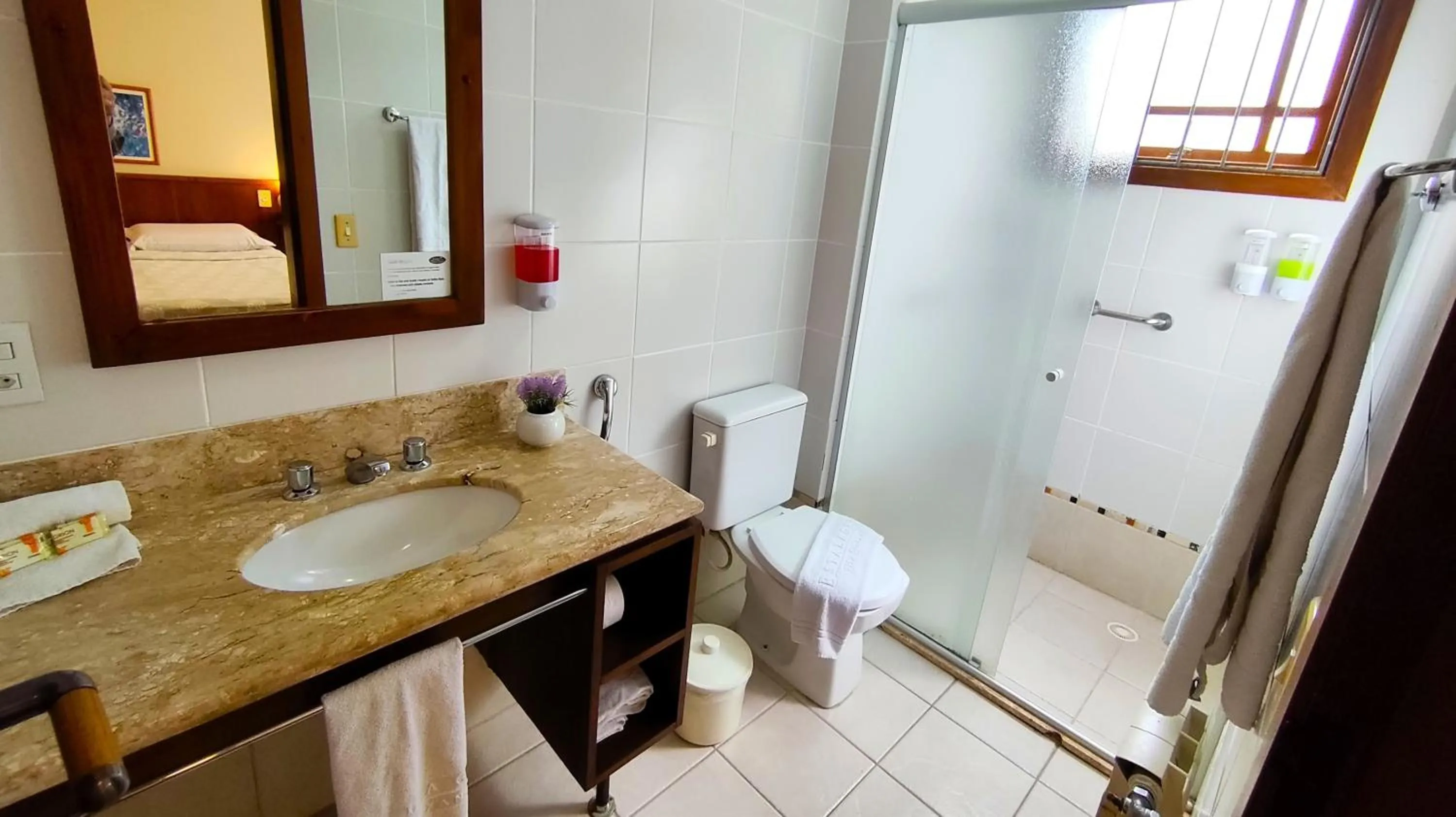 Bathroom in Estalagem Vila Suzana - Quadra de Beach Tennis Indoor