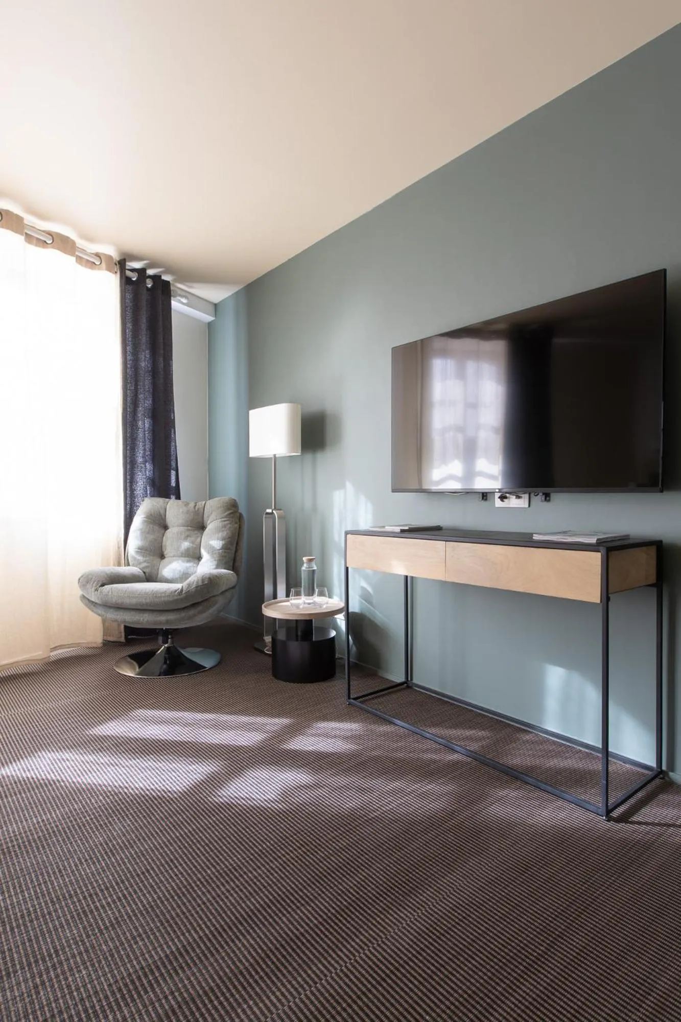 Bedroom in La Petite Fugue