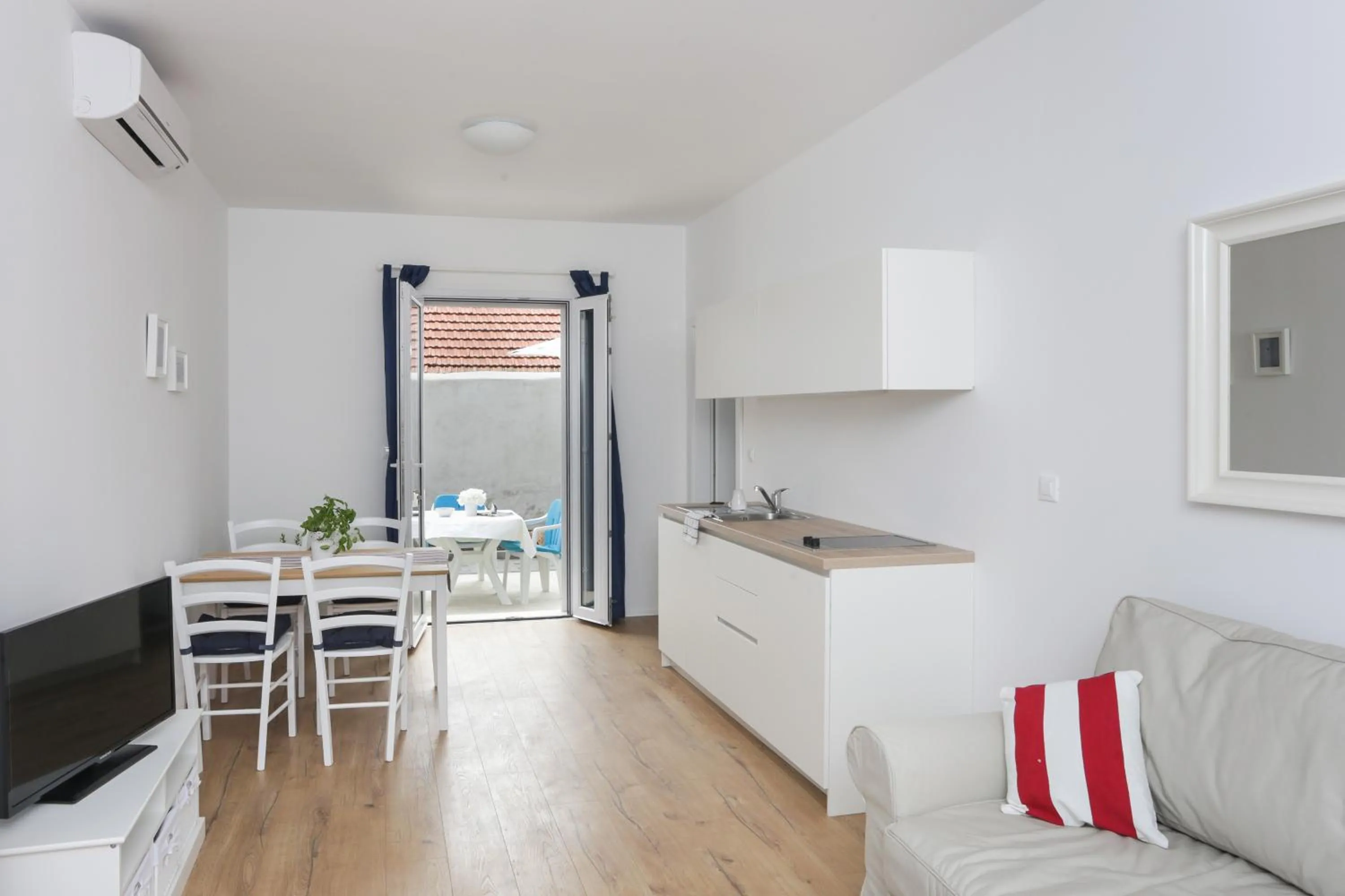 Dining area in Apartments Villa Karmen