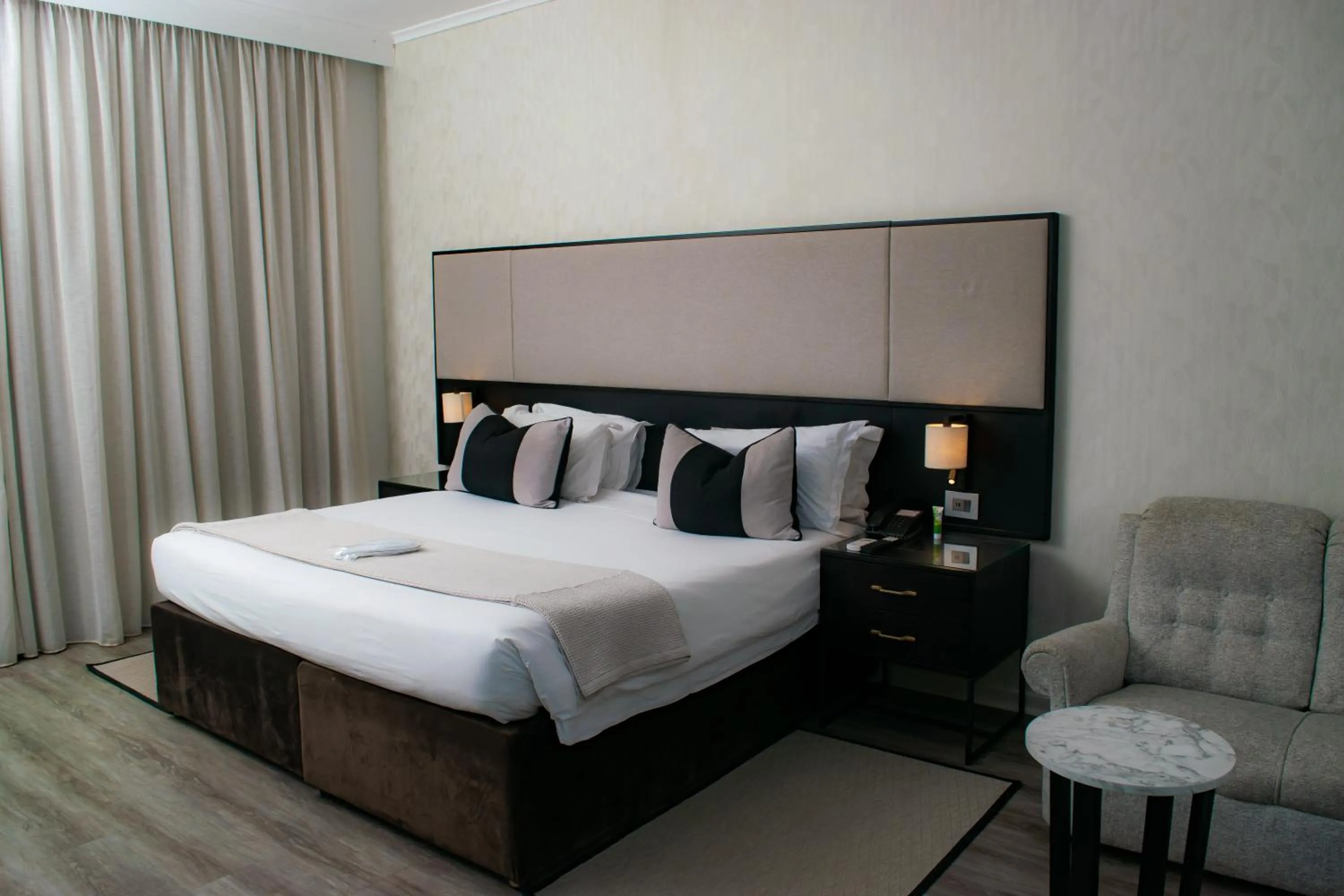 Bed in Cresta Churchill Hotel